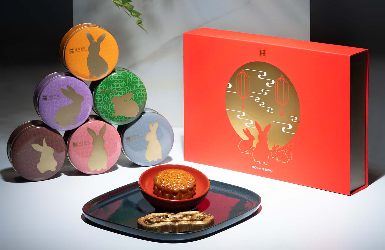 中秋將至，國賓大飯店今年推出兩款月餅禮盒，此款「金兔映月」六入禮盒，內盒搭配國賓經典的馬口鐵罐裝，高貴感十足。售價1,820 元