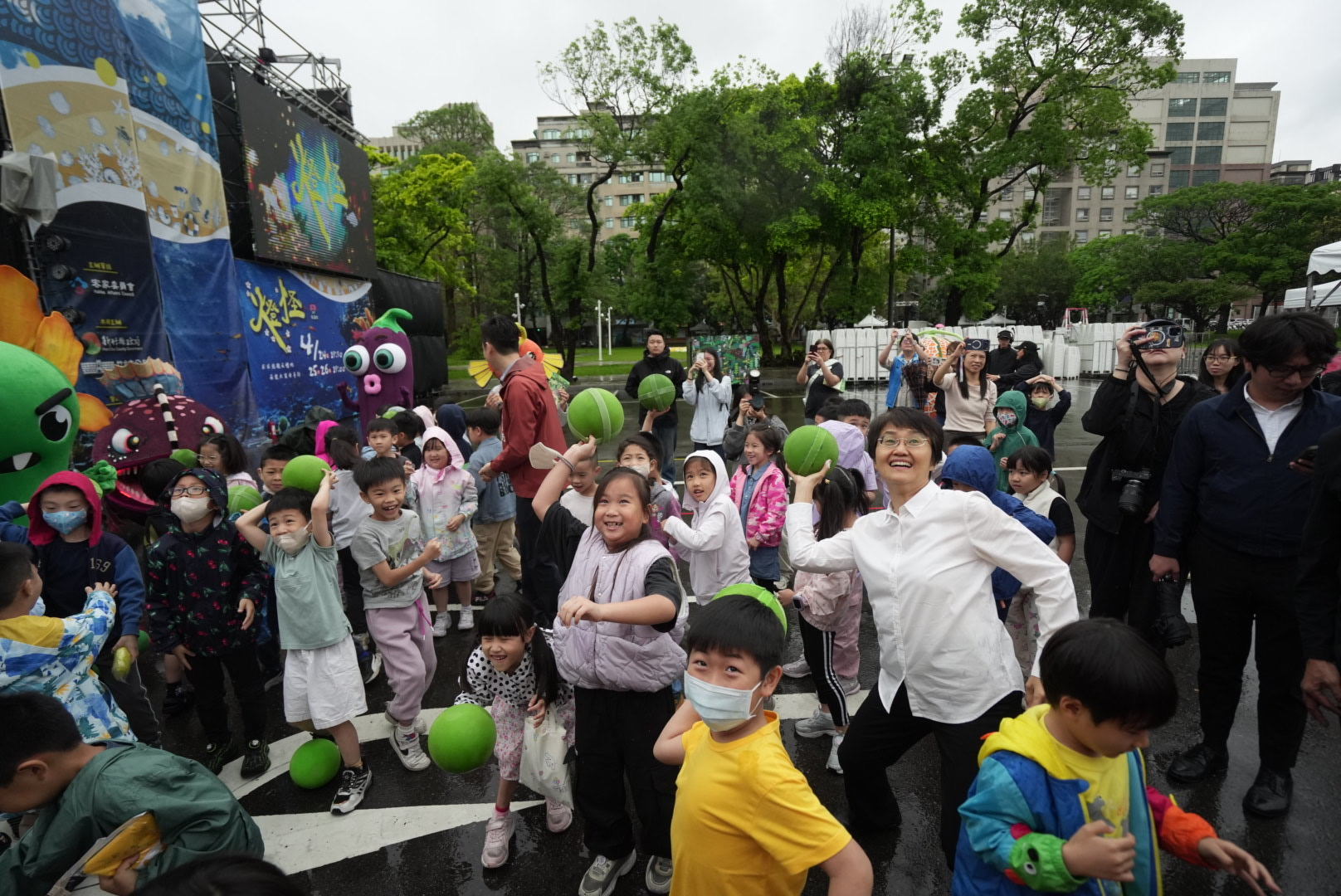 貴賓與小朋友一起丟柚子幫助燈燈國王。(紙風車提供)