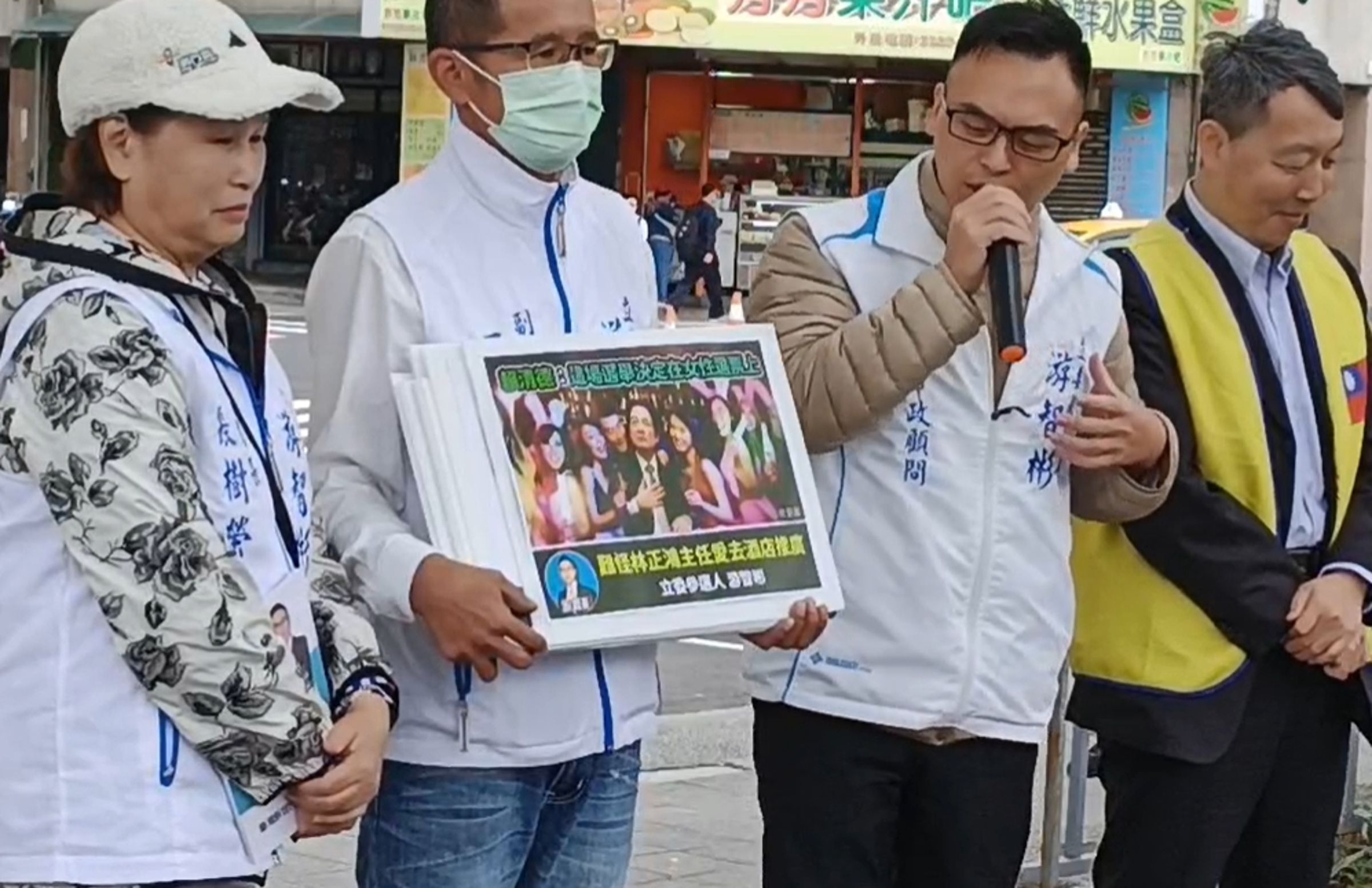 游智彬公開出示副總統賴清德被多名女性簇擁的P圖畫面,遭民進黨提告。(翻攝自中壢戰神游智彬臉書)