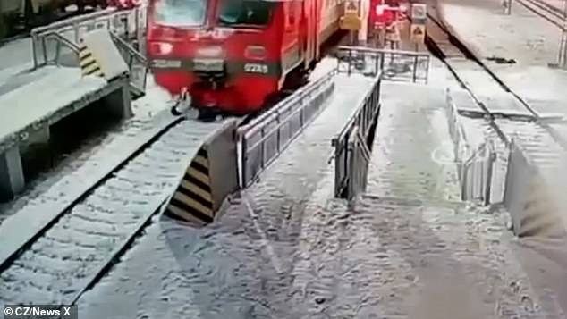 妹子被列車輾壓，最後幸運生還。（翻自《每日郵報》）