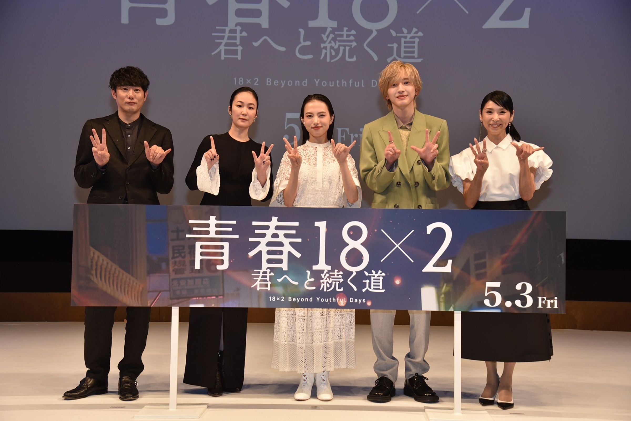 《青春18x2》日籍主創展開在日本的宣傳,包括導演藤井道人(左起)、演員黑木華、清原果耶、道枝駿佑、黑木瞳等人與媒體見面。(翻滾吧男孩電影提供)