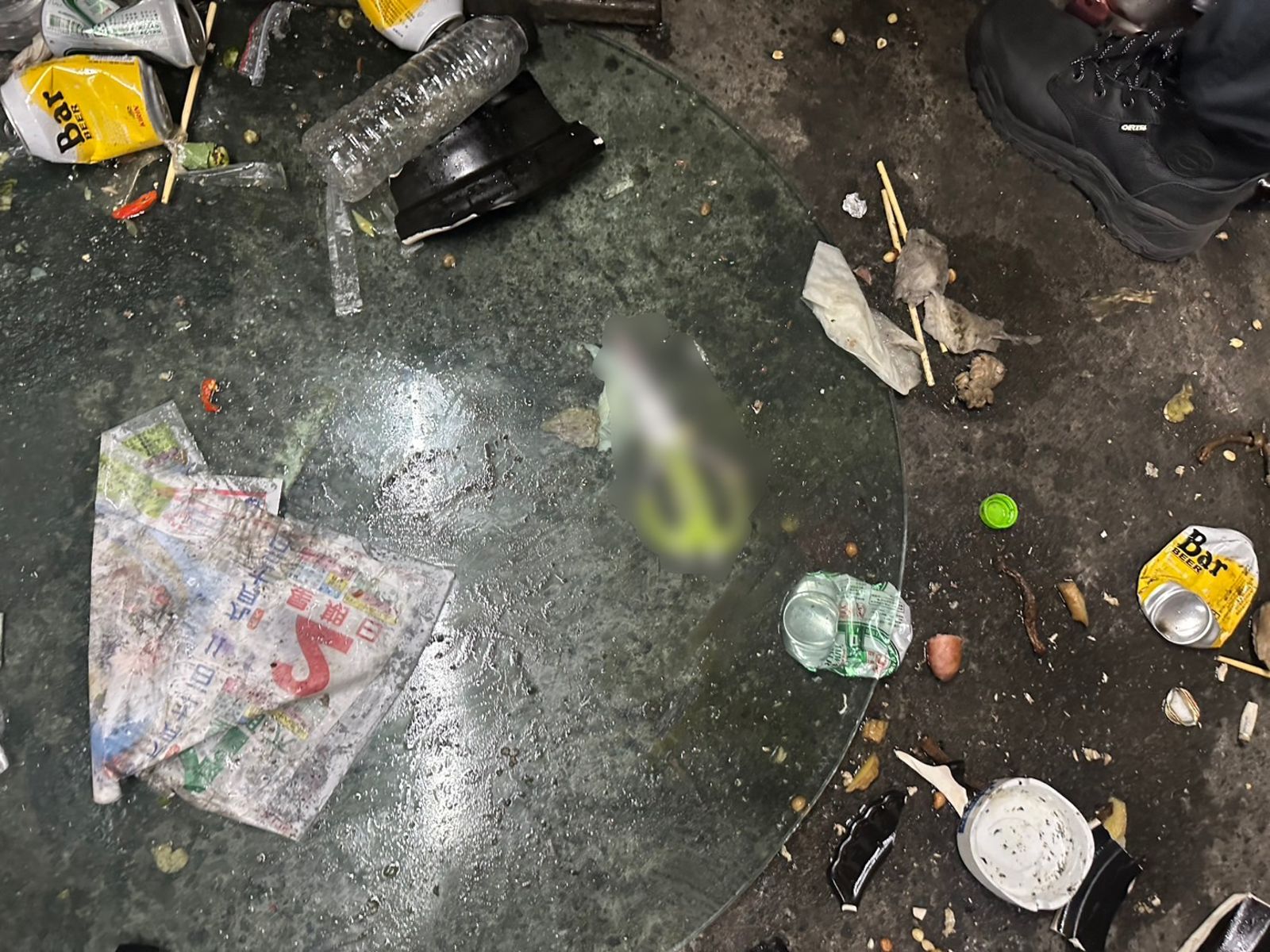 警方在現場起獲游男犯案用的剪刀。(翻攝畫面)