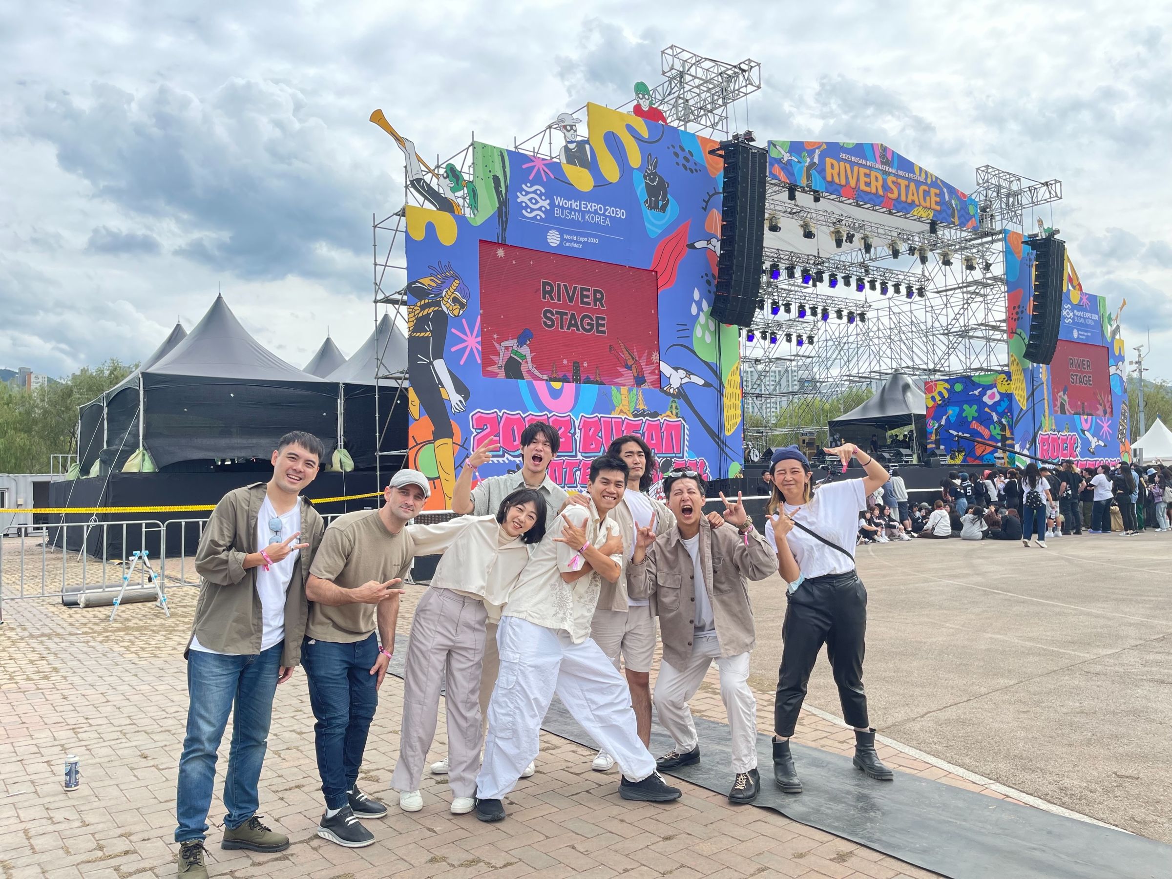 雷擎組團完成釜山搖滾音樂節演出,左起北流代表、鍵盤手Musa、PGM屈昀靜、鼓手潘維瀚、雷擎、貝斯手Sujong Park、吉他手王瑋、樂團經紀人。(北流提供)