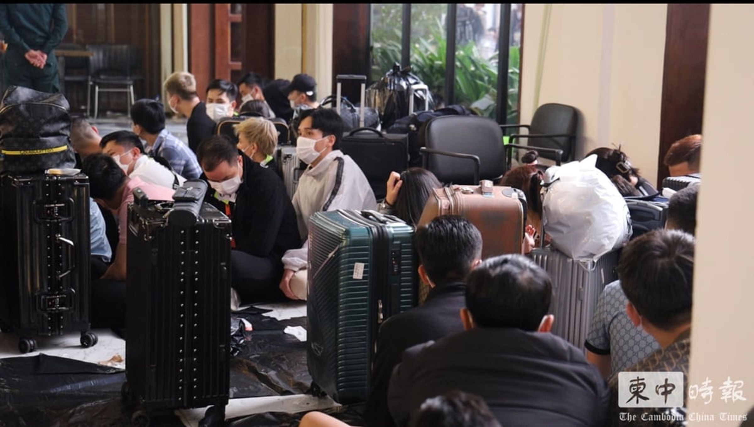 《柬中時報》報導,柬埔寨西哈努克港有2個電信詐騙園區被警方查獲,當中涉案的8名台灣人將被一起遣返至中國。(翻攝 《柬中時報》)