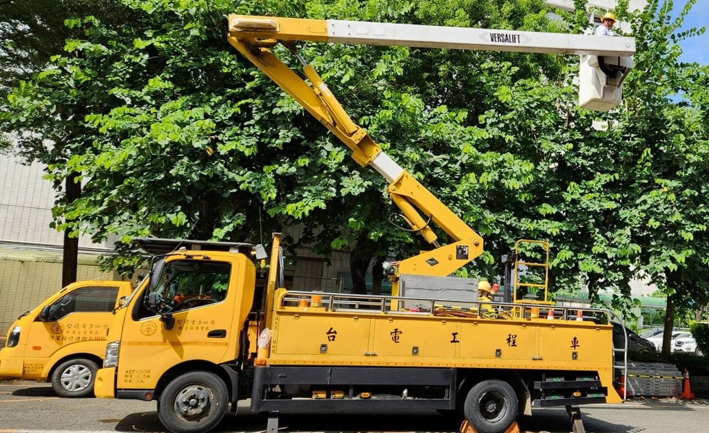 因應颱風來襲,台電備妥搶修車輛和各類搶修機具隨時出動應變。(台電提供)