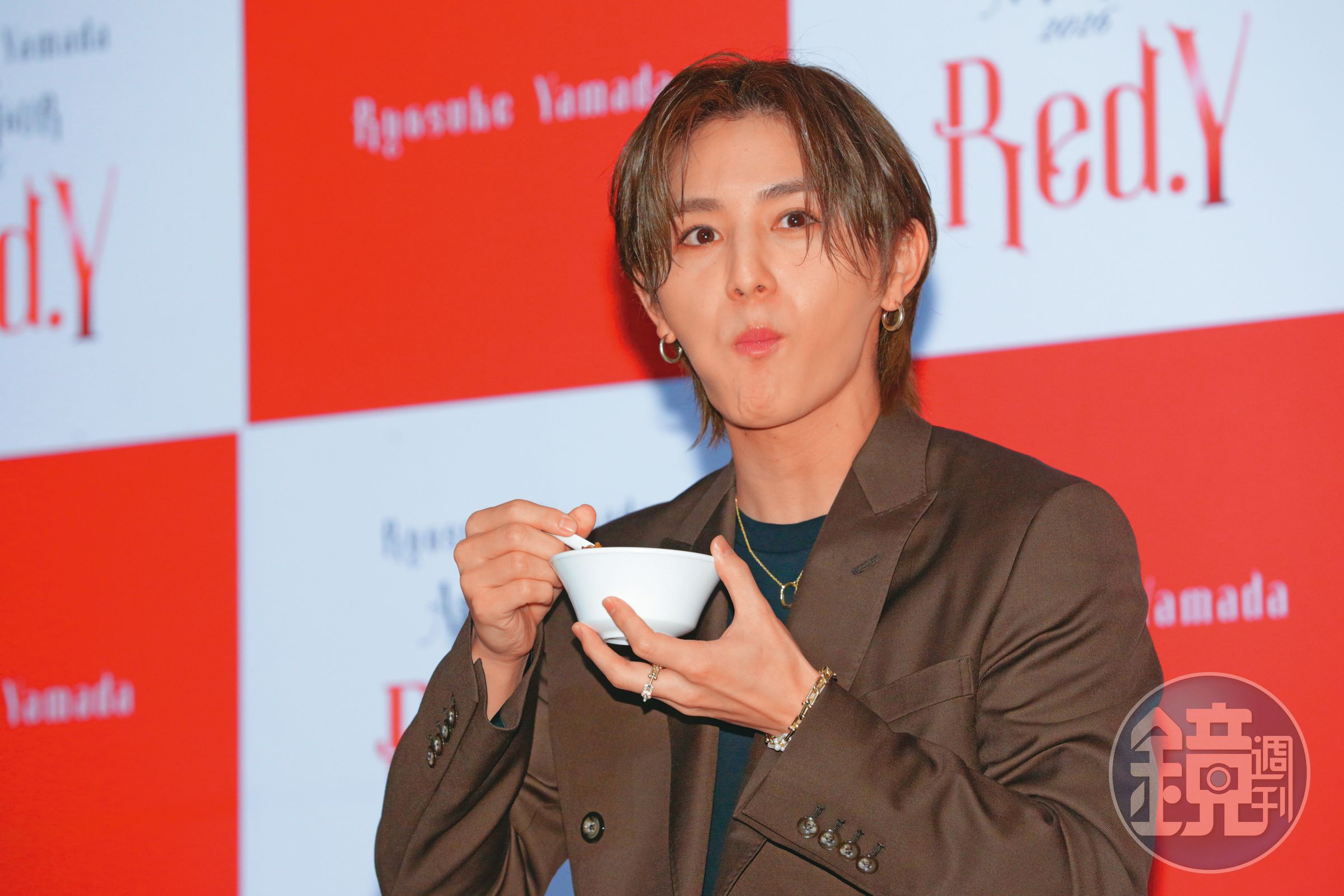 山田涼介品嘗鹹豆花,這表情意圖使人想…(吞口水)…來一碗。