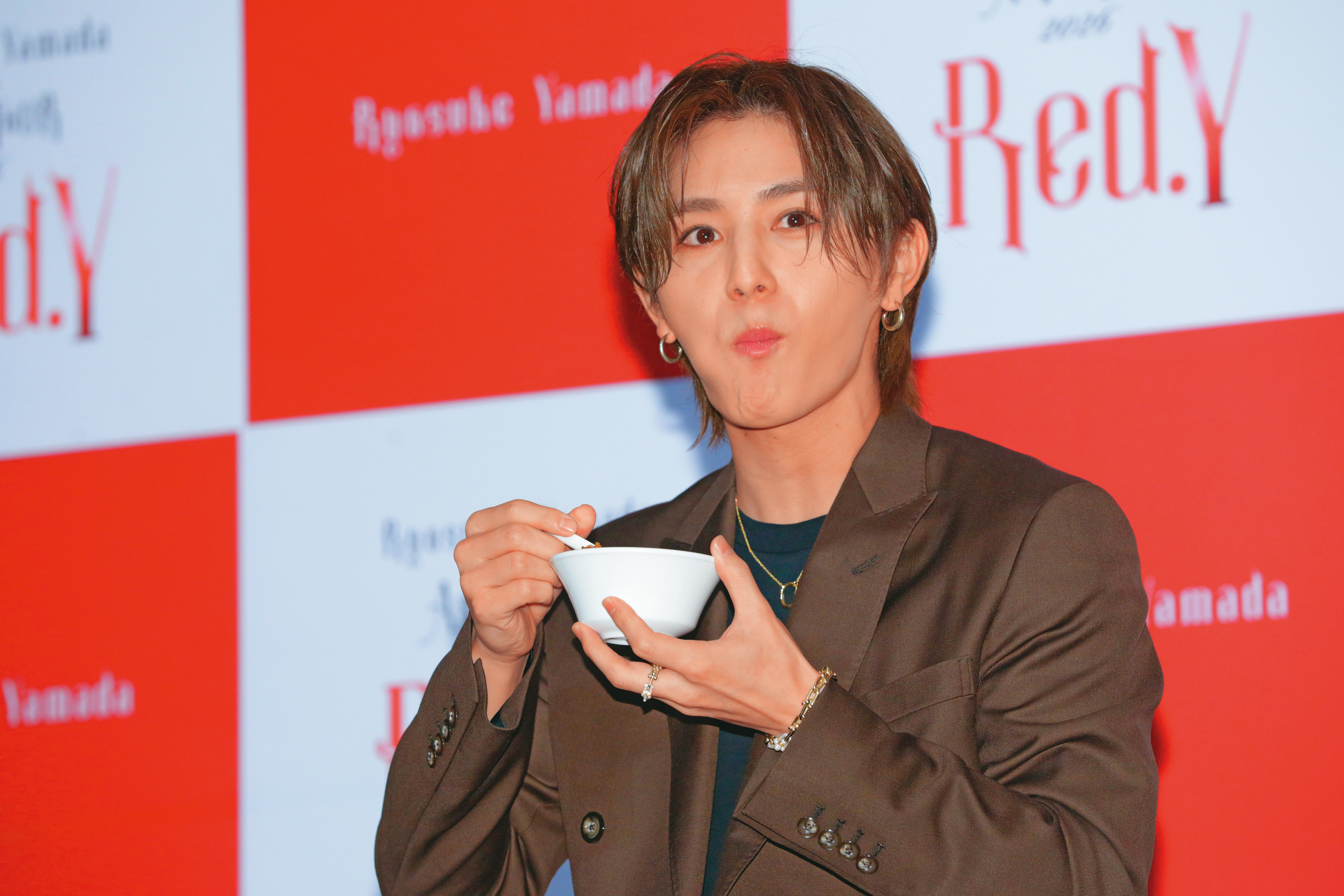 山田涼介品嘗鹹豆花，這表情意圖使人想…（吞口水）…來一碗。