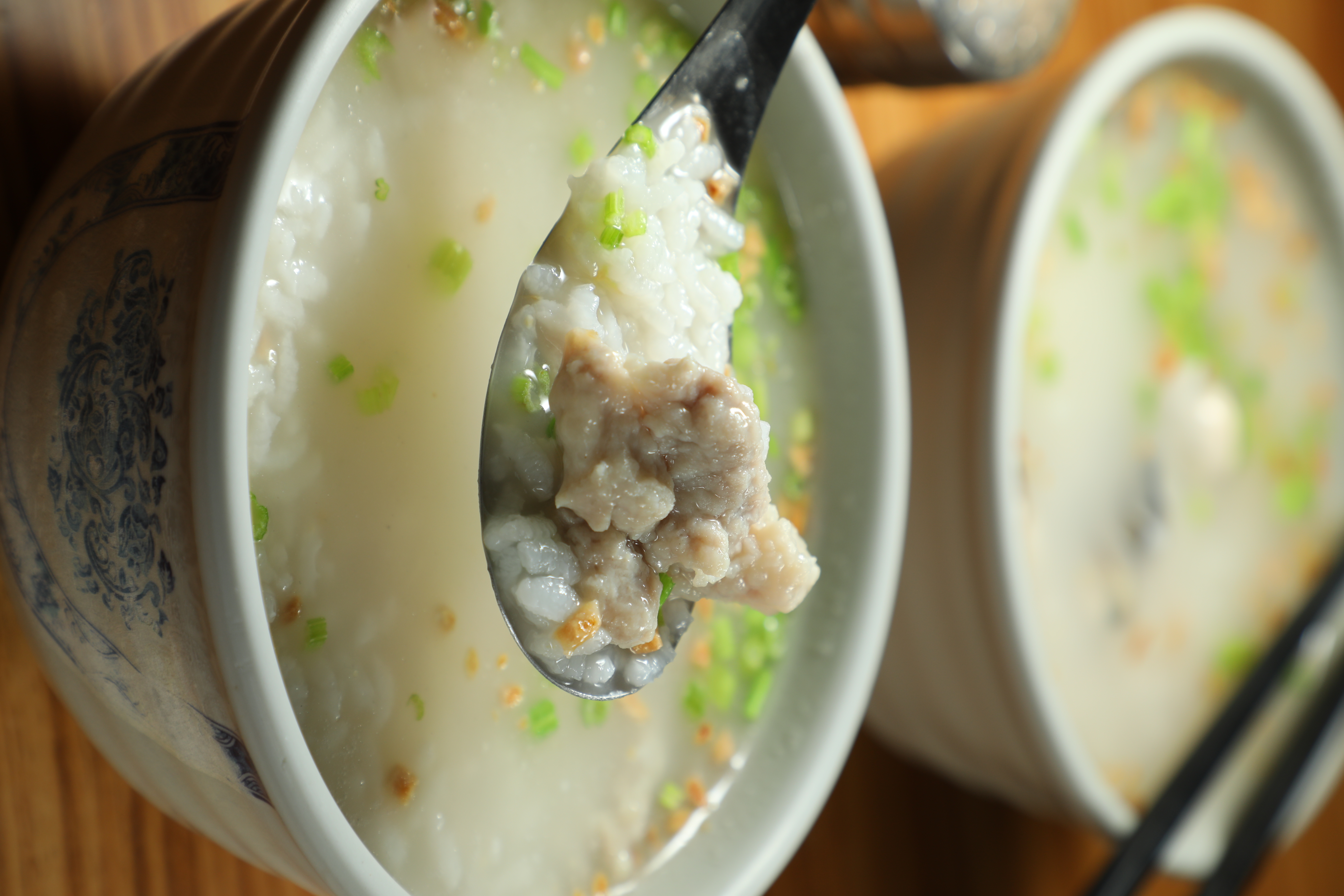 台式做法的「肉粥」有芹菜珠仔與油蔥提味。（80元／碗）