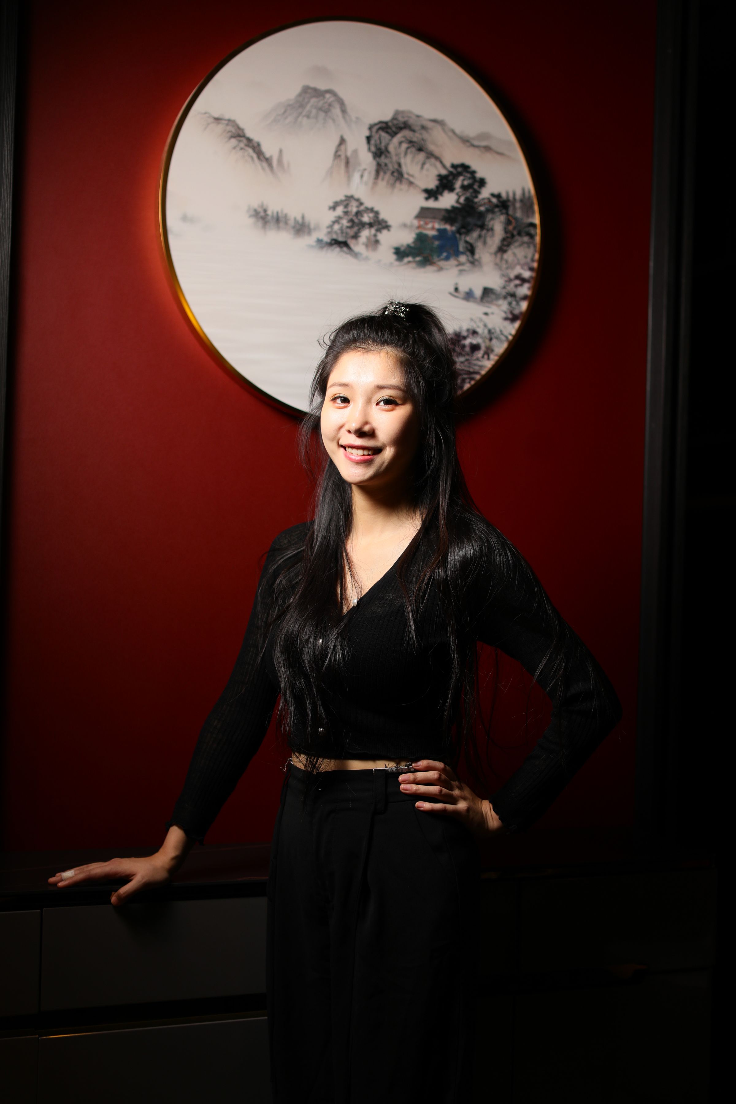 小成都的老闆張蓉來自四川成都,曾經營私廚,在台灣友人的鼓勵下決定開一間道地的家鄉麻辣火鍋店。