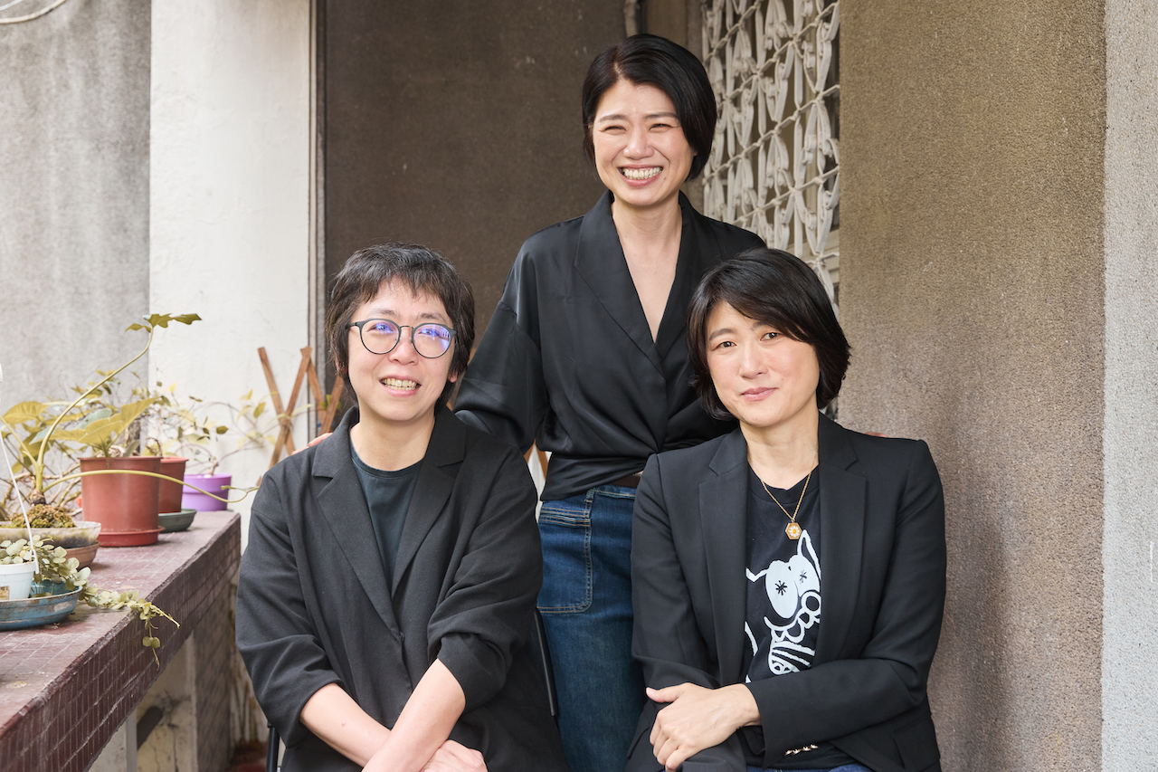 製作人丁長鈺（右起）、編導嚴藝文與監製於蓓華攜手打造愛情輕喜劇《欠妳的那場婚禮》。