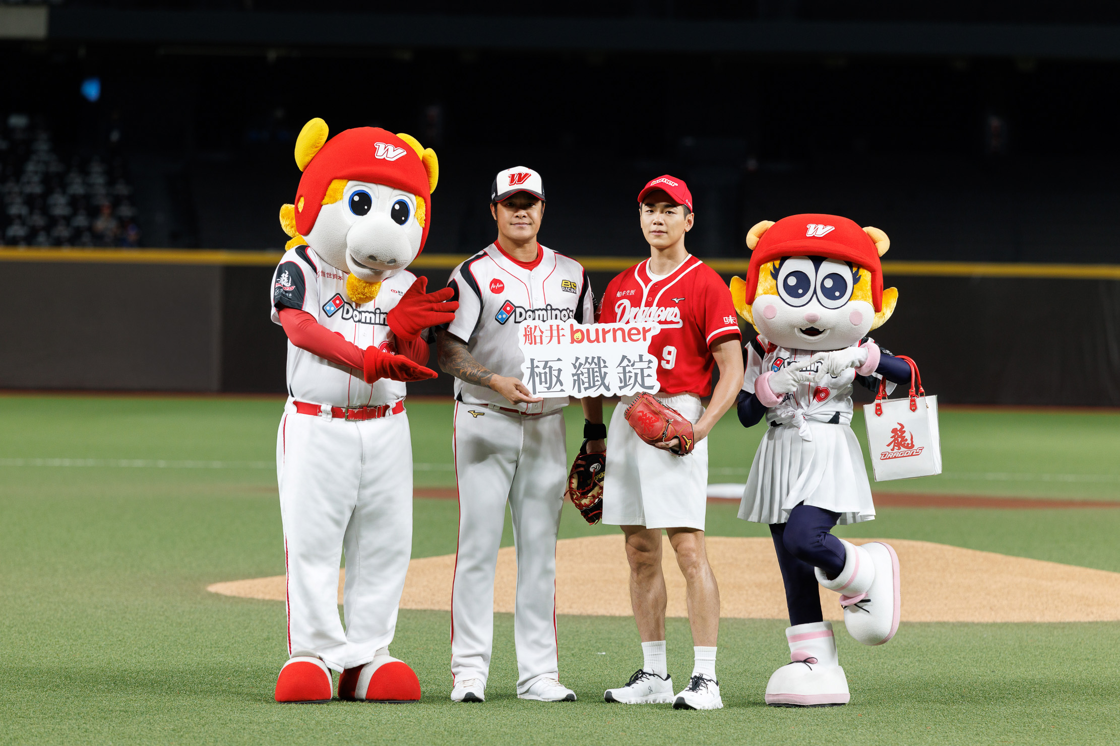 禾浩辰與大師兄林智勝和味全龍吉祥物合影。船井生醫