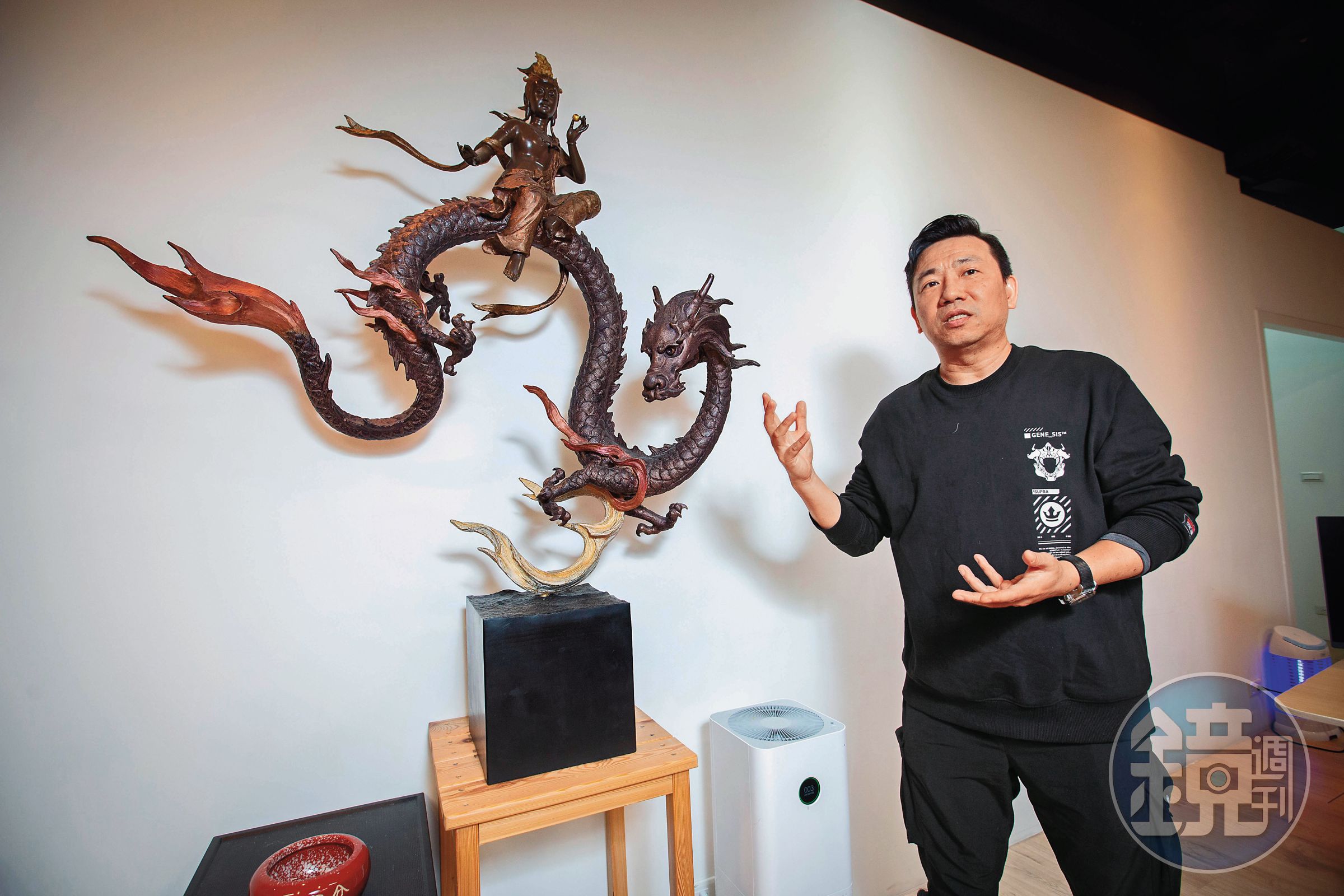 創投公司董事長駱哥在辦公室顯眼處放置一尊象徵智慧的文殊菩薩，希望賜予投資智慧與平靜。