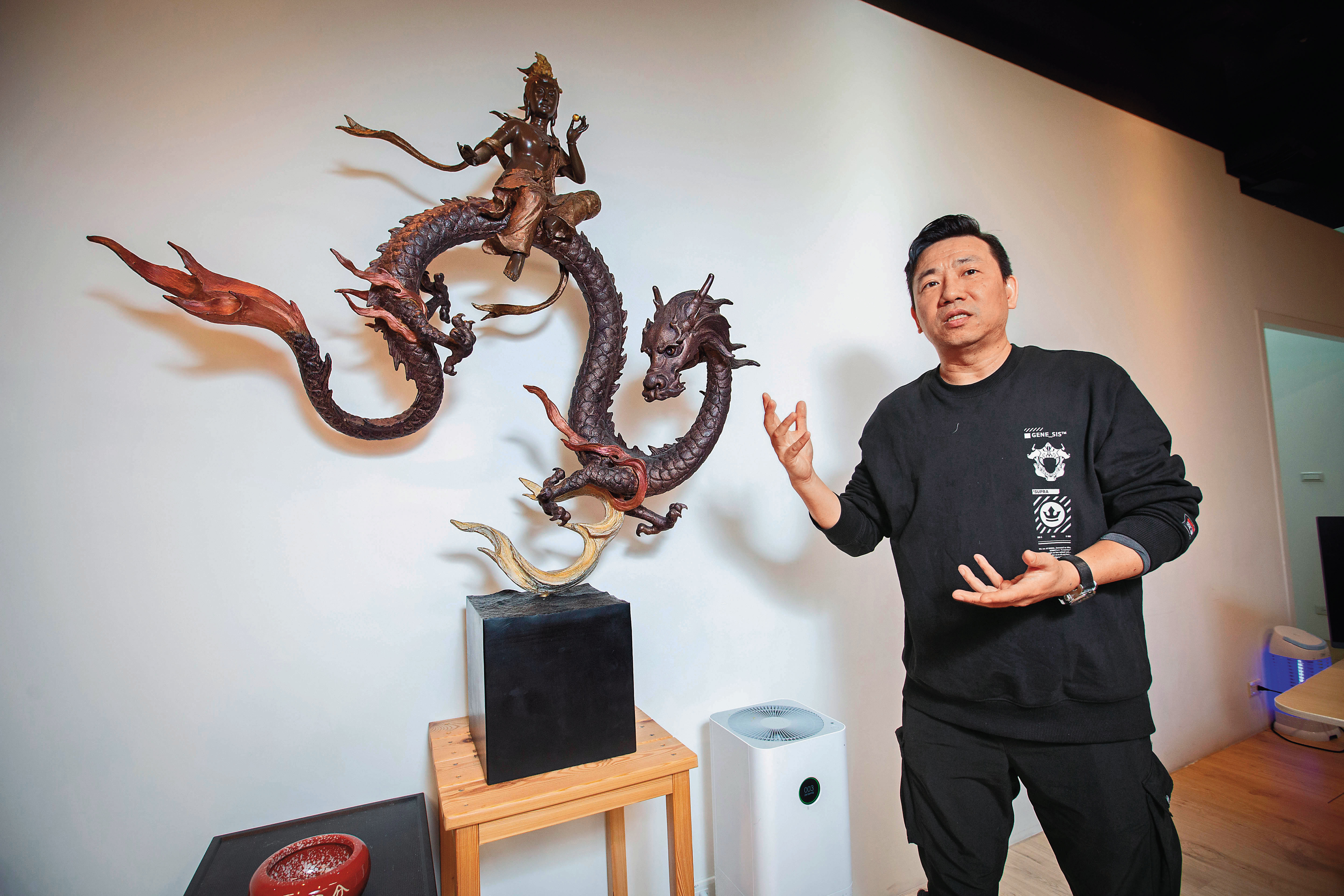 創投公司董事長駱哥在辦公室顯眼處放置一尊象徵智慧的文殊菩薩，希望賜予投資智慧與平靜。