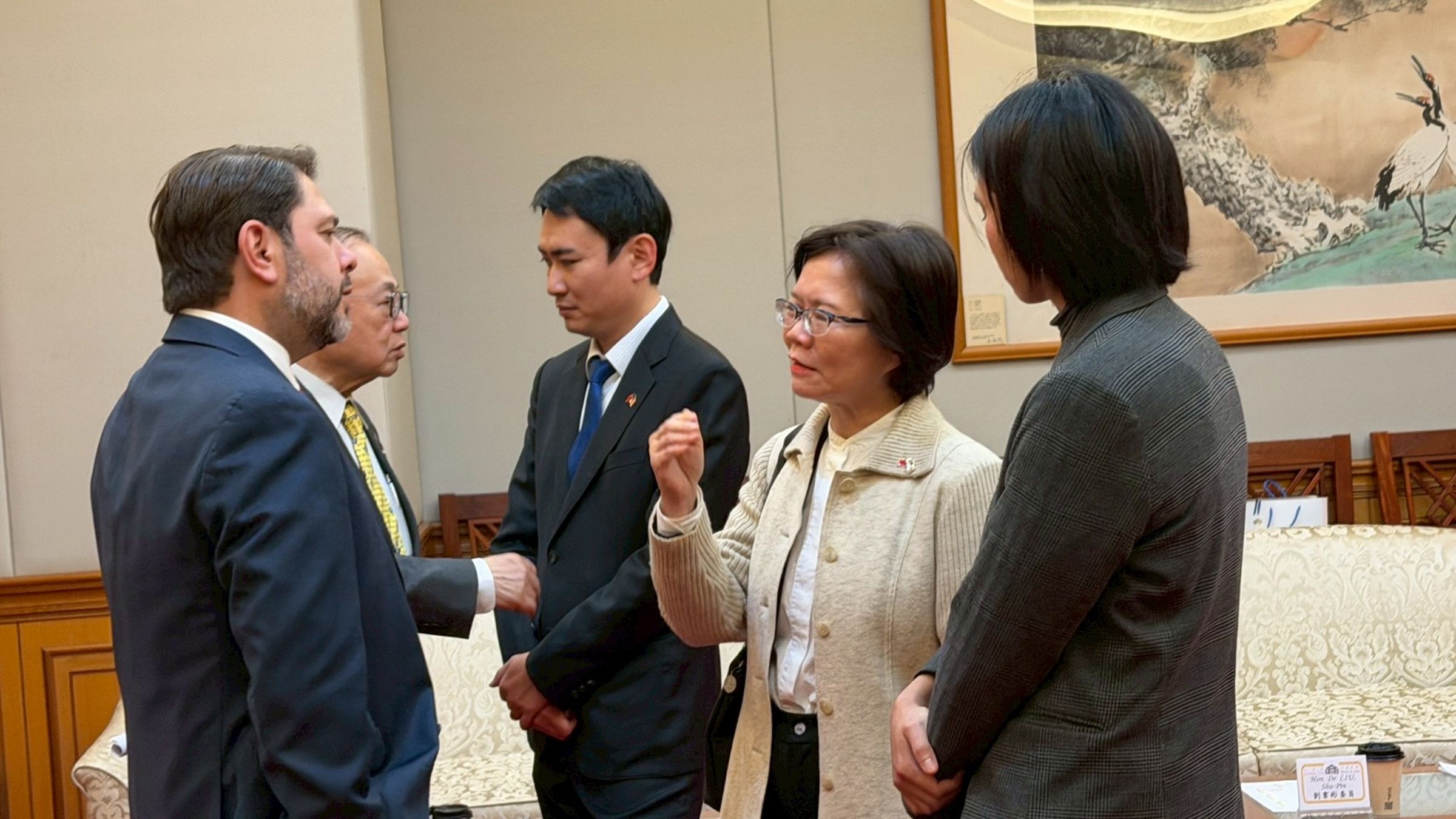 美參議院蓋耶哥上週拜會立法院,劉書彬被爆拿錯誤數據批評美國對台軍售,遭對方當場洗臉。(翻攝自劉書彬臉書)
