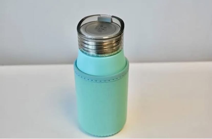 中鋼股東會紀念品曝光了，這次是冷水瓶。（中鋼提供）