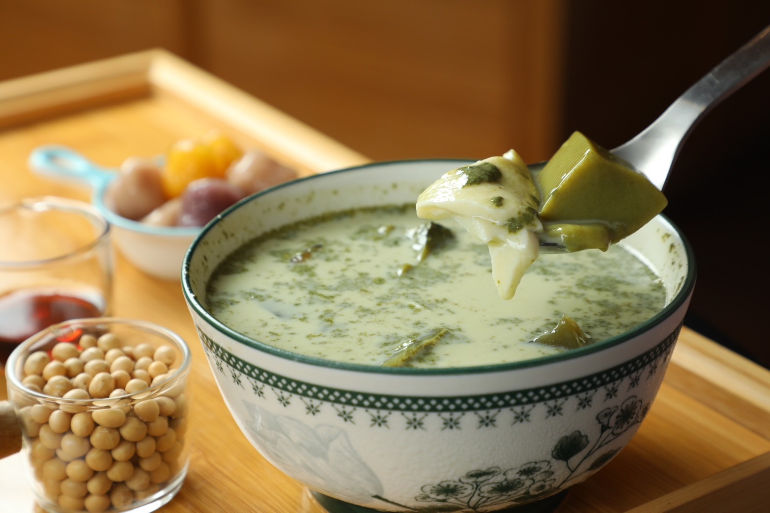 台中「悠沐手作豆花」的抹茶系列豆花是當店的紅牌品項。