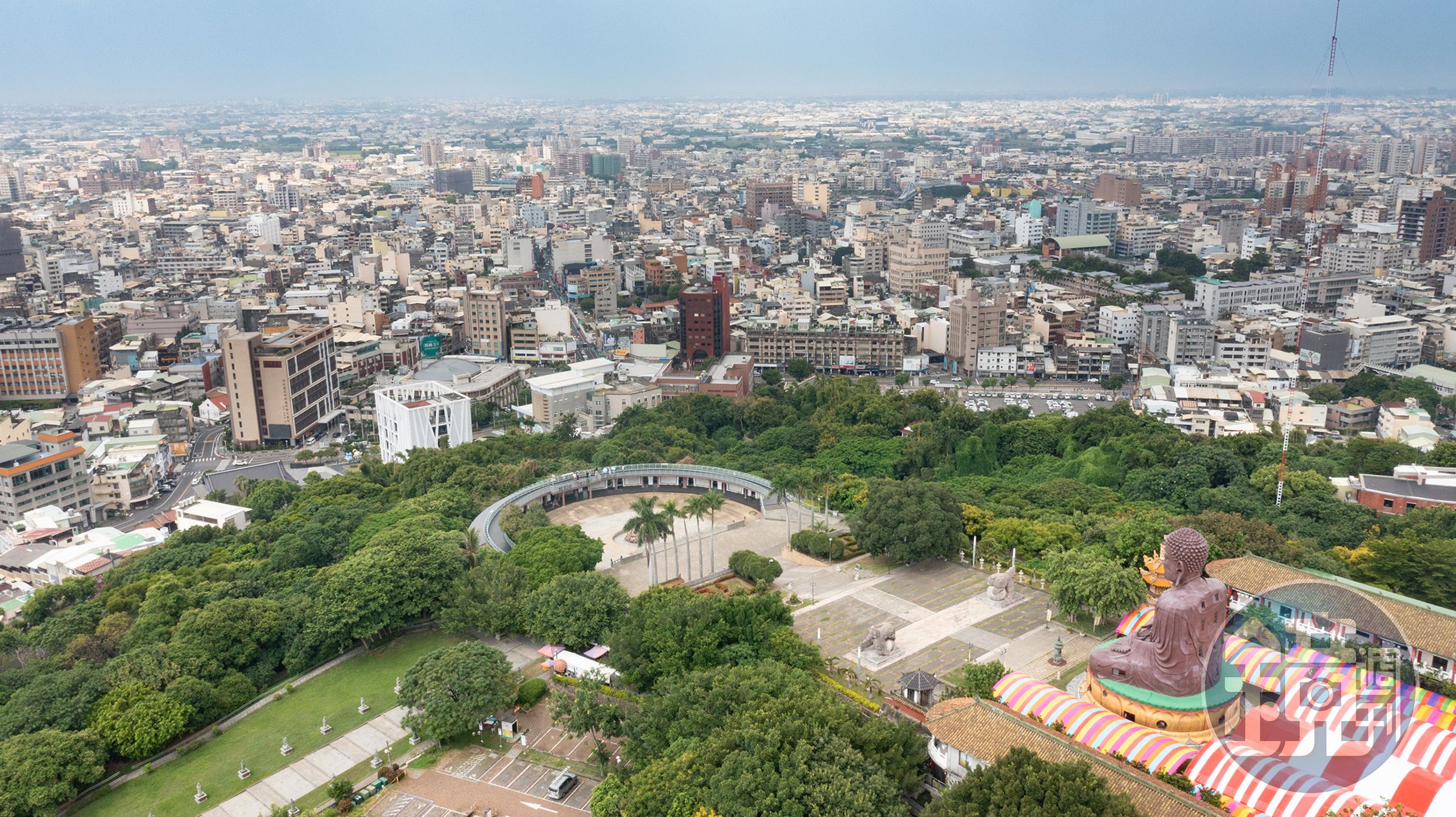 來到彰化市區很建議造訪卦山村,報名林達祐的導覽行程,步行到大佛下的觀景台,聽他分享八景祕辛,也把彰化市區的景色盡收眼底。(導覽300元/人)