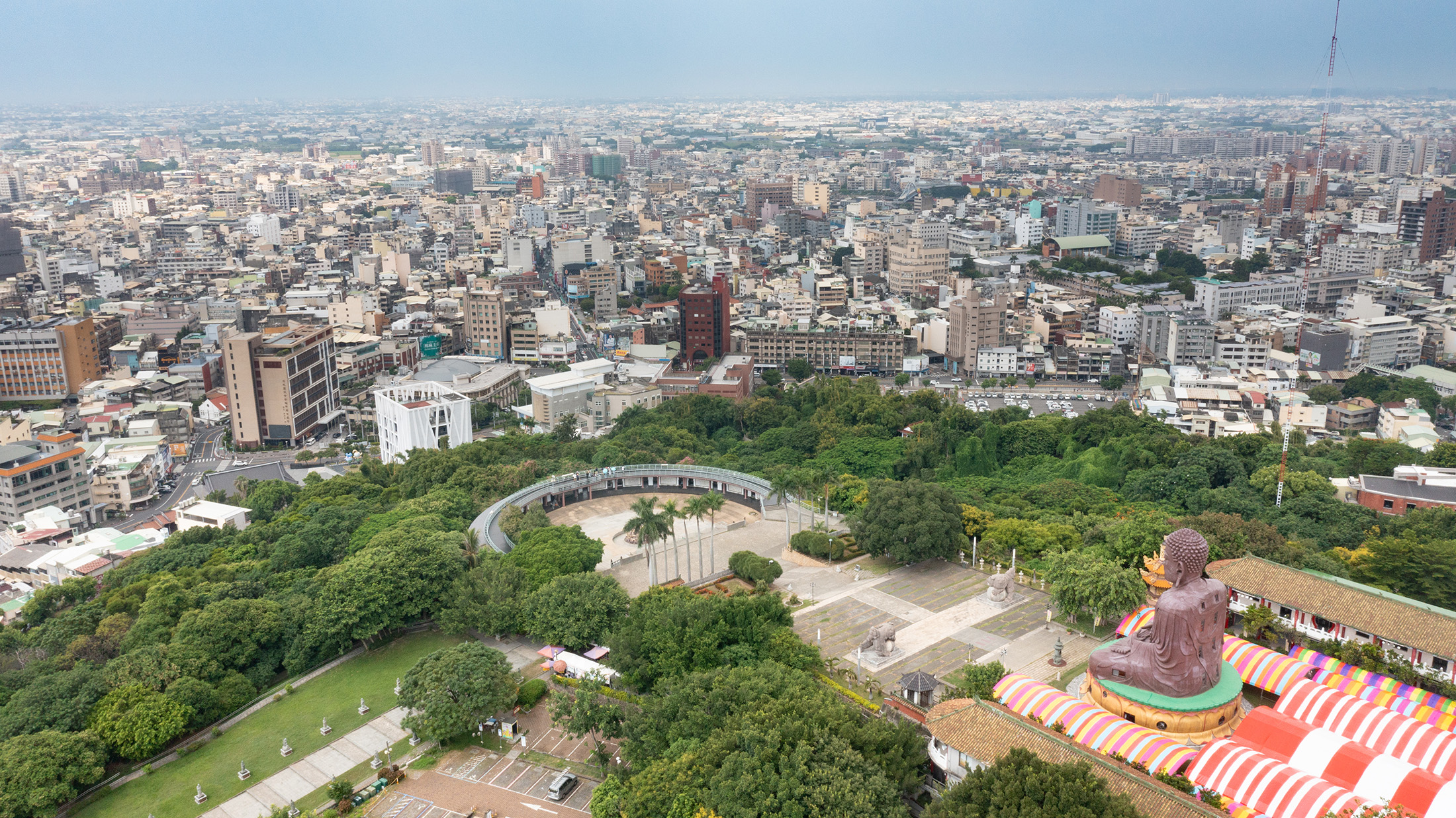 來到彰化市區很建議造訪卦山村，報名林達祐的導覽行程，步行到大佛下的觀景台，聽他分享八景祕辛，也把彰化市區的景色盡收眼底。（導覽300元／人）