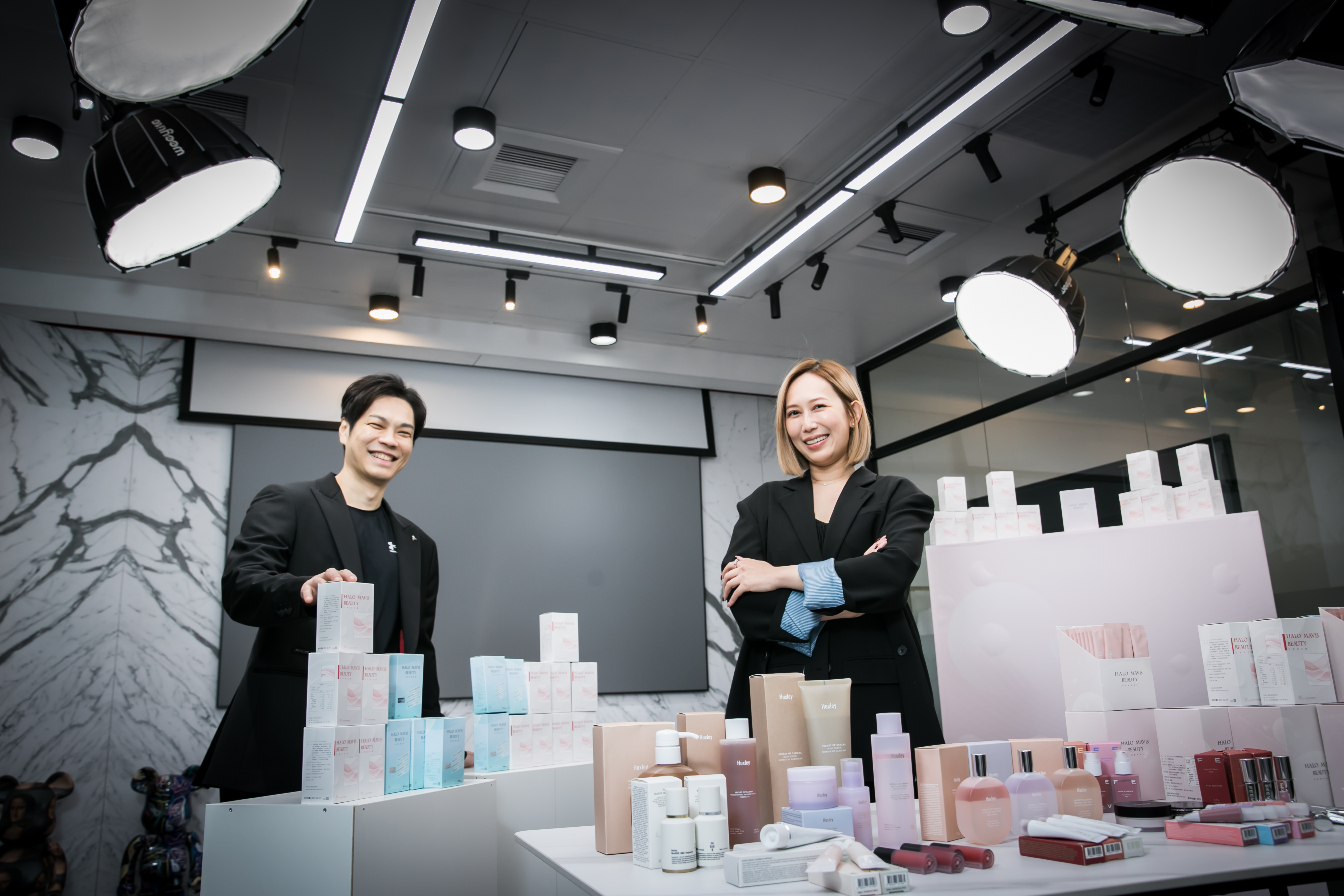 梁羽（右）做代購16年，從10坪小店面開始賣日系服飾，如今賣到保養品、鑽石，與先生謝俊民（左）一同經營直播，年營收12億元。