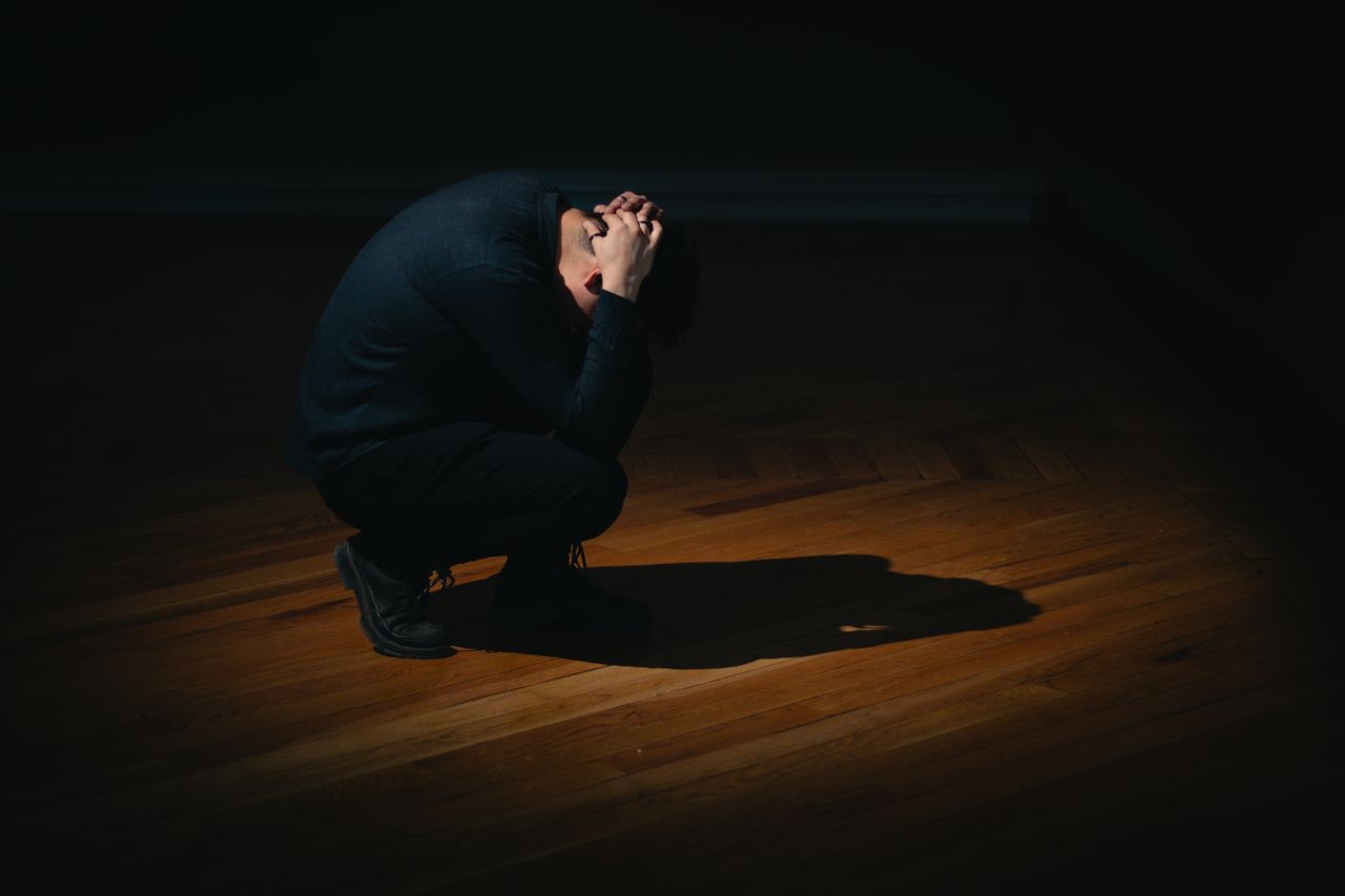 男網友針對外遇後的困境,上網發文求助。(示意圖,Pexels)