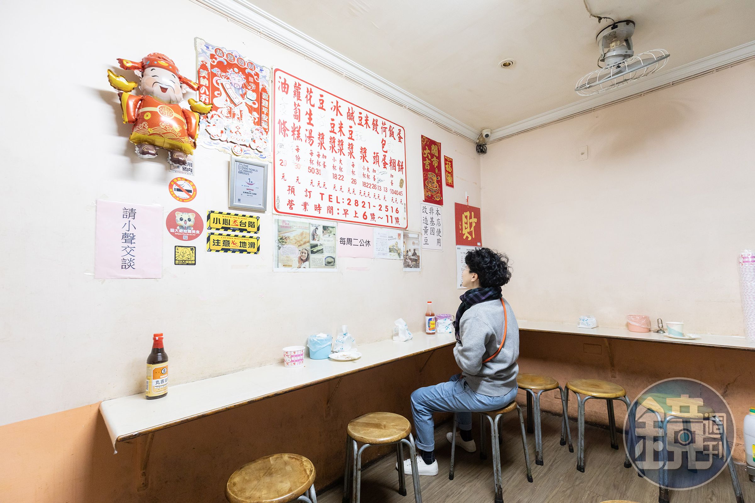 蛋餅店內用空間不大,但翻桌率快。