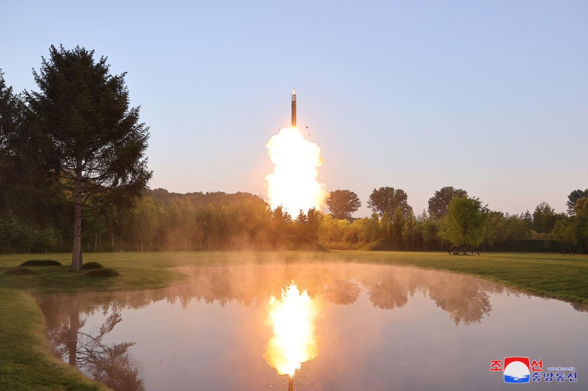 北韓聲稱飛彈分離及導引試射成功,精準飛向3個目標座標點,「具有重大意義」。(翻攝自朝中社)