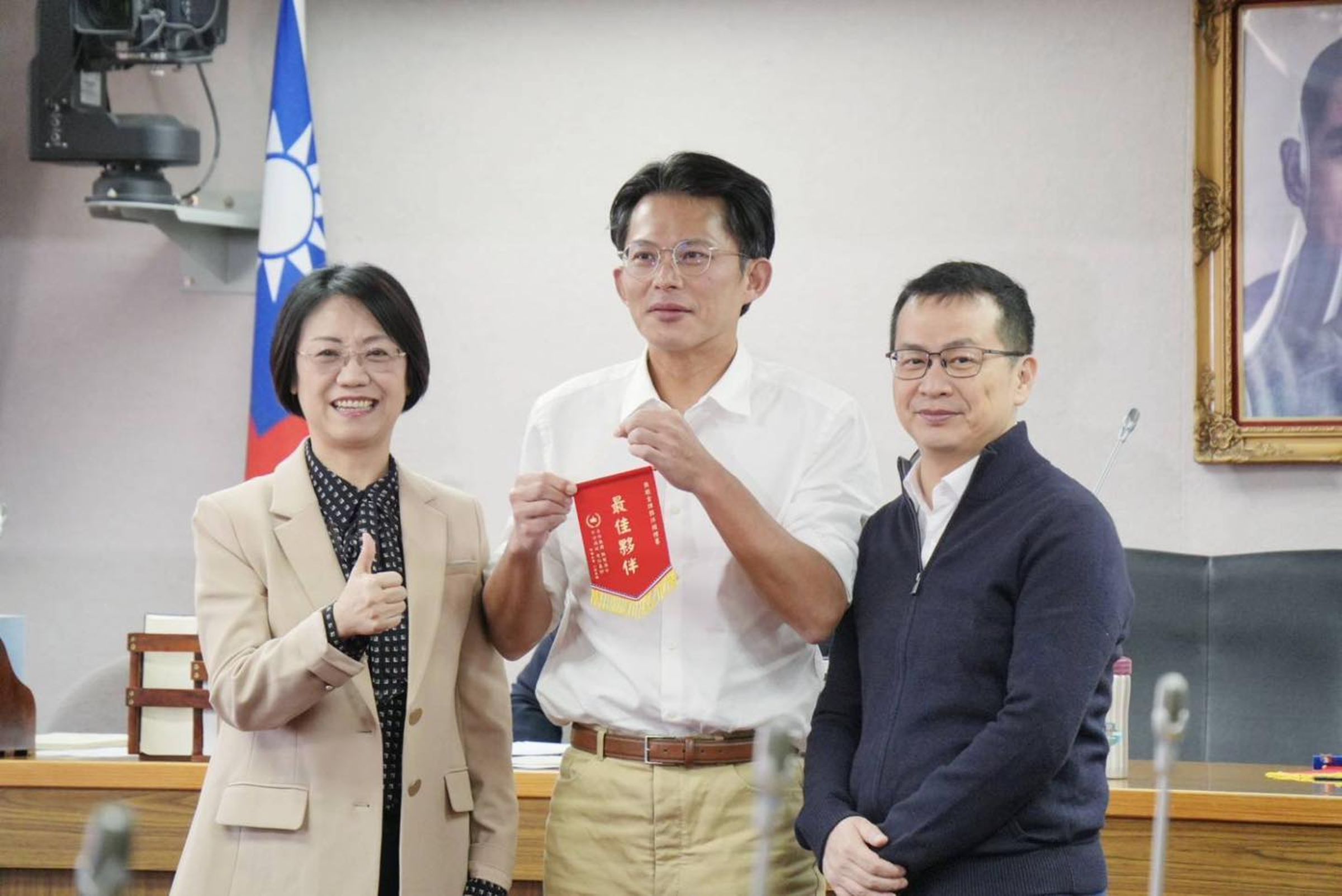 翁曉玲昨日於司委會贈送錦旗給民眾黨主席黃國昌。(翻攝自臉書@翁曉玲)