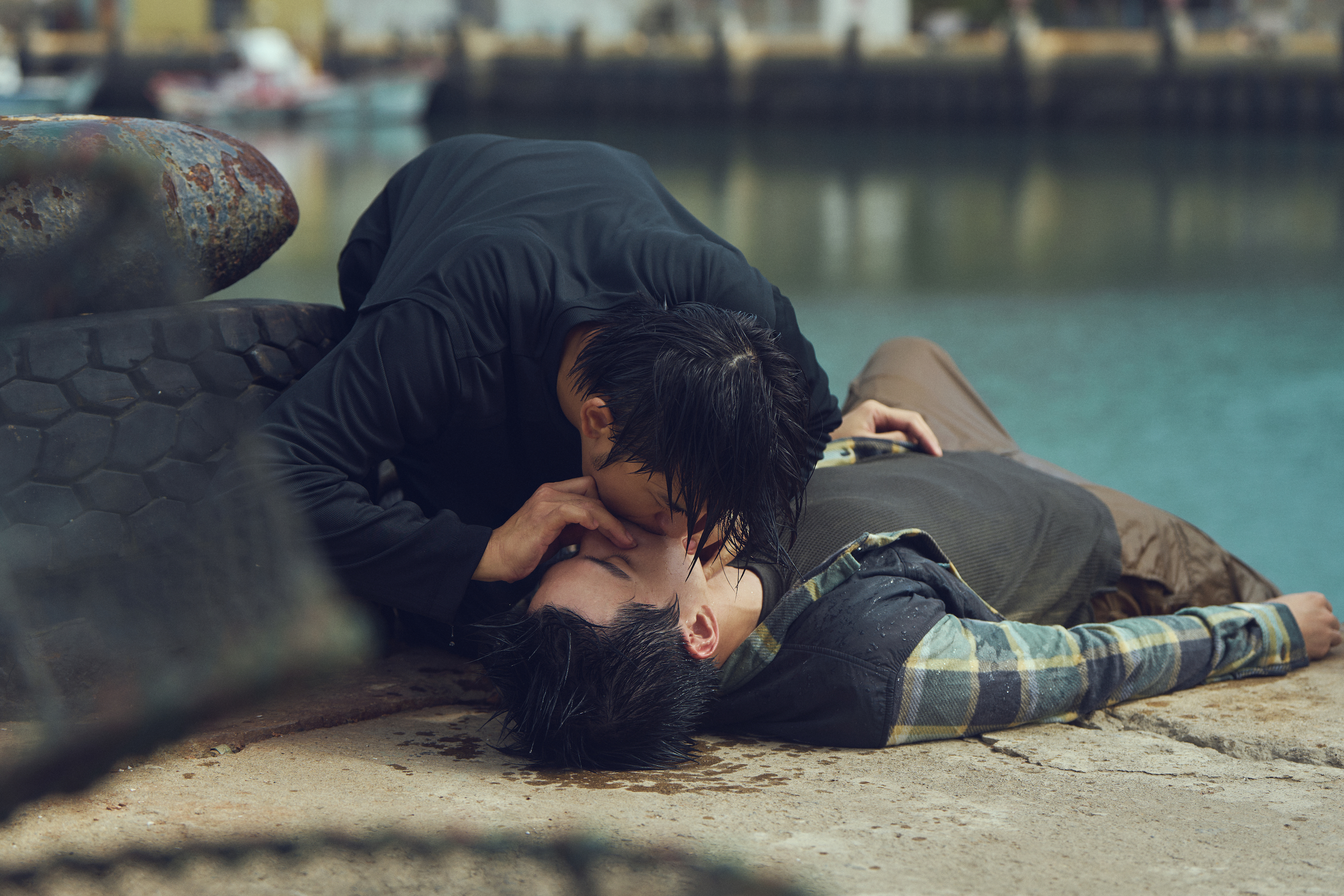 戲裏林柏叡意外落水，危急時刻，陳柏霖不顧一切跳入水中將對方救起。（大川大立提供）