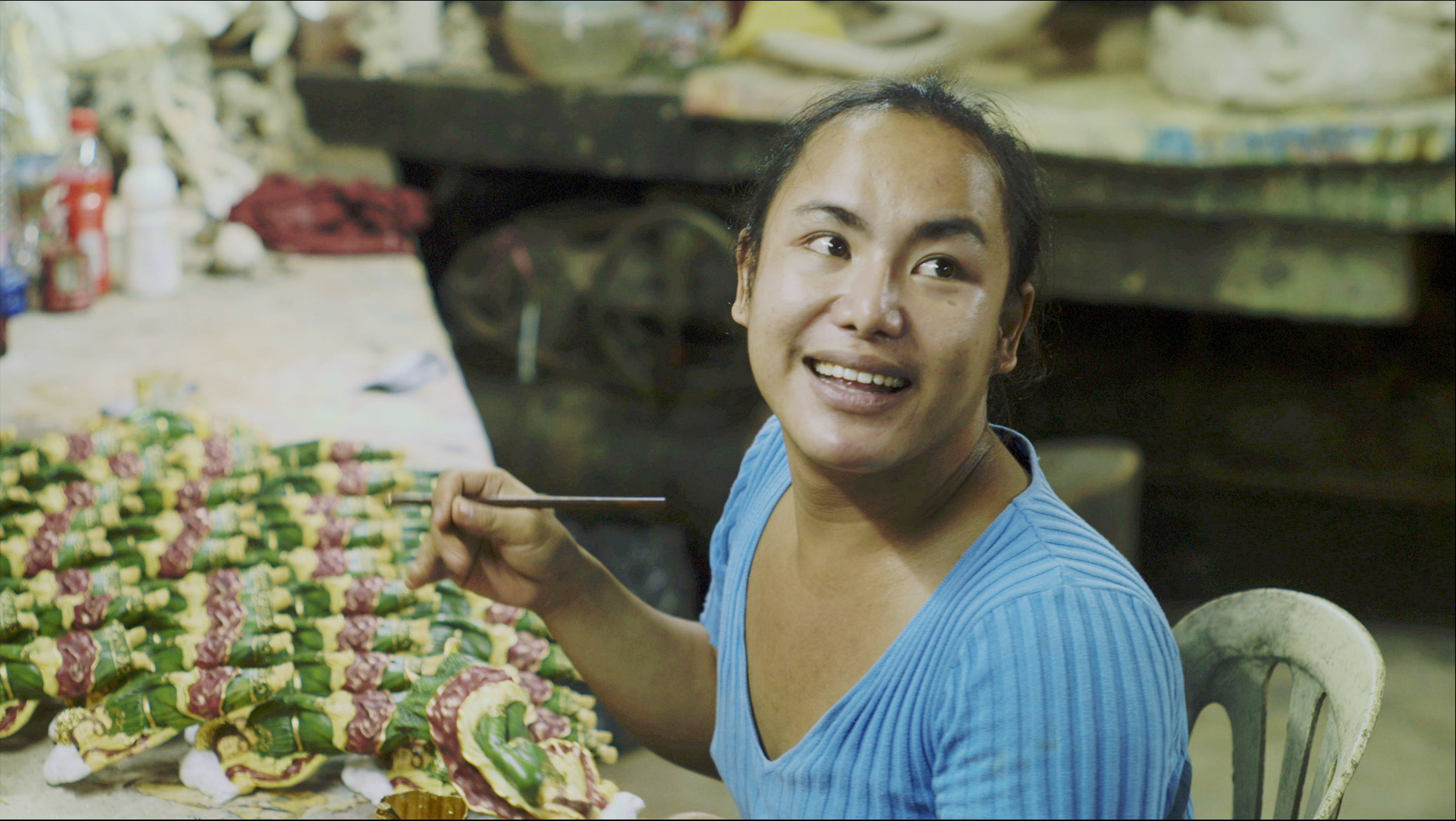 主角雀兒喜因製作「沉睡中的聖若瑟」雕像，訂單接到手軟，也改善了原本經濟困頓的生活。（海鵬）