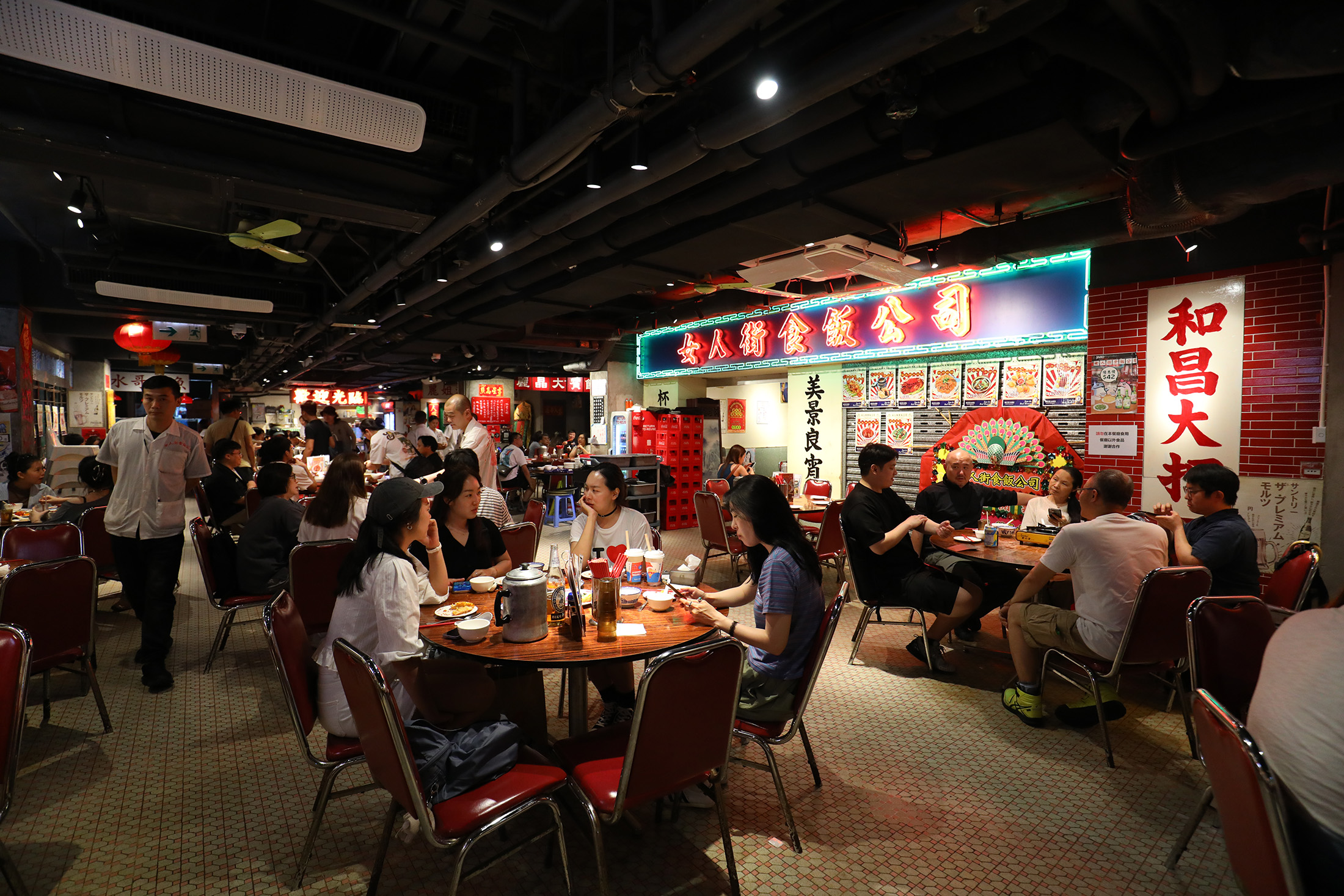 座落九龍旺角通菜街樓上的「女人街食飯公司」，憑藉80年代風格的復古裝潢與地道好味，成為本地人與遊客的共同美食記憶。