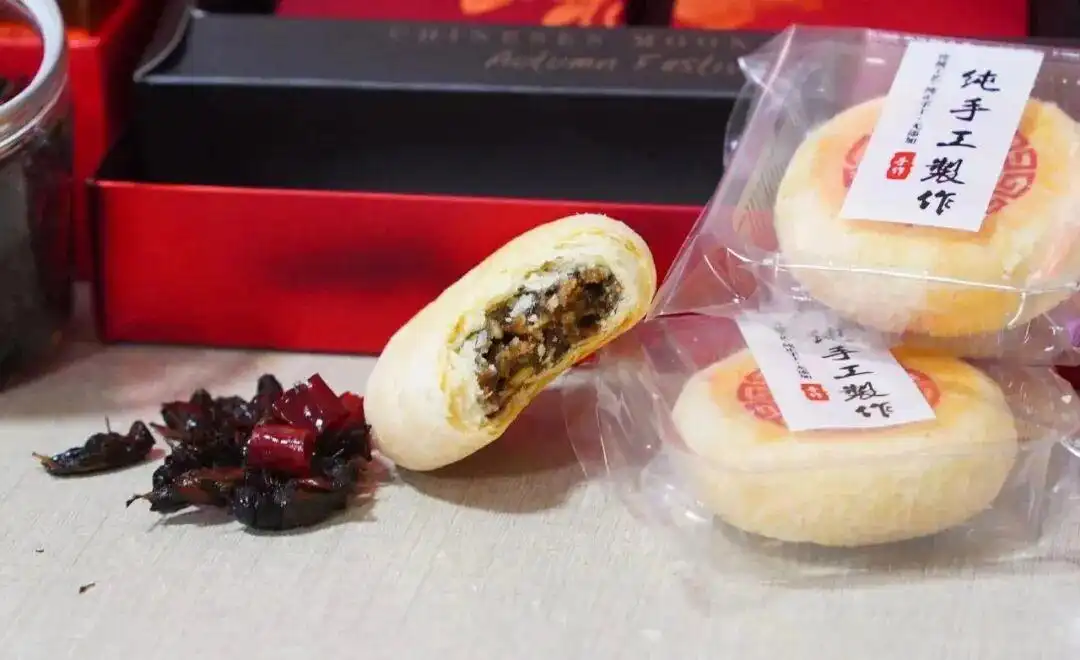 中國山東一家業者推出「蟋蟀月餅」。（翻攝自瀟湘晨報）