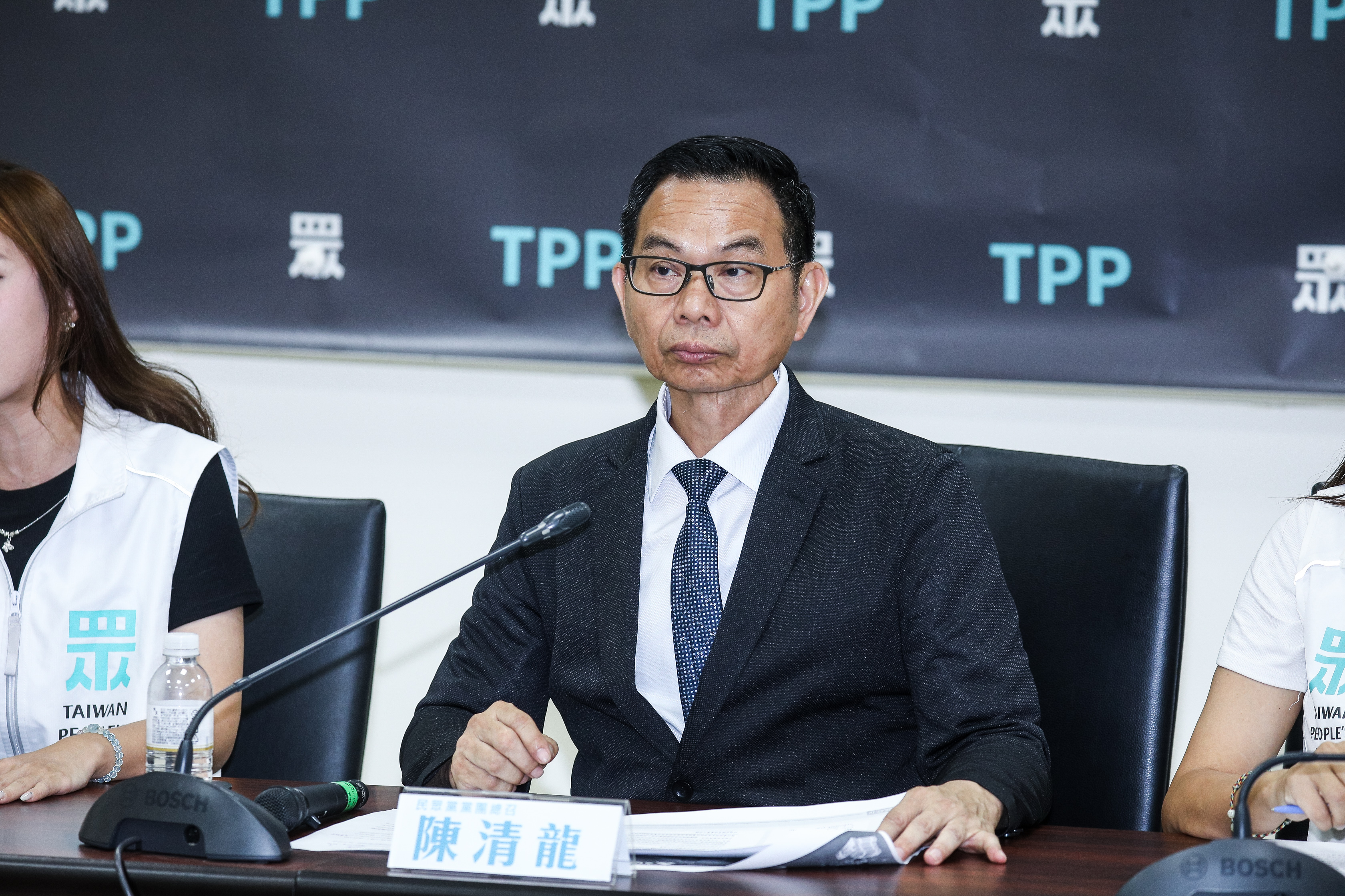 陳清龍再嗆徐佳青說謊,稱她濫用出國預算,放話一定會刪除浮編預算。(鏡報鄒保祥)