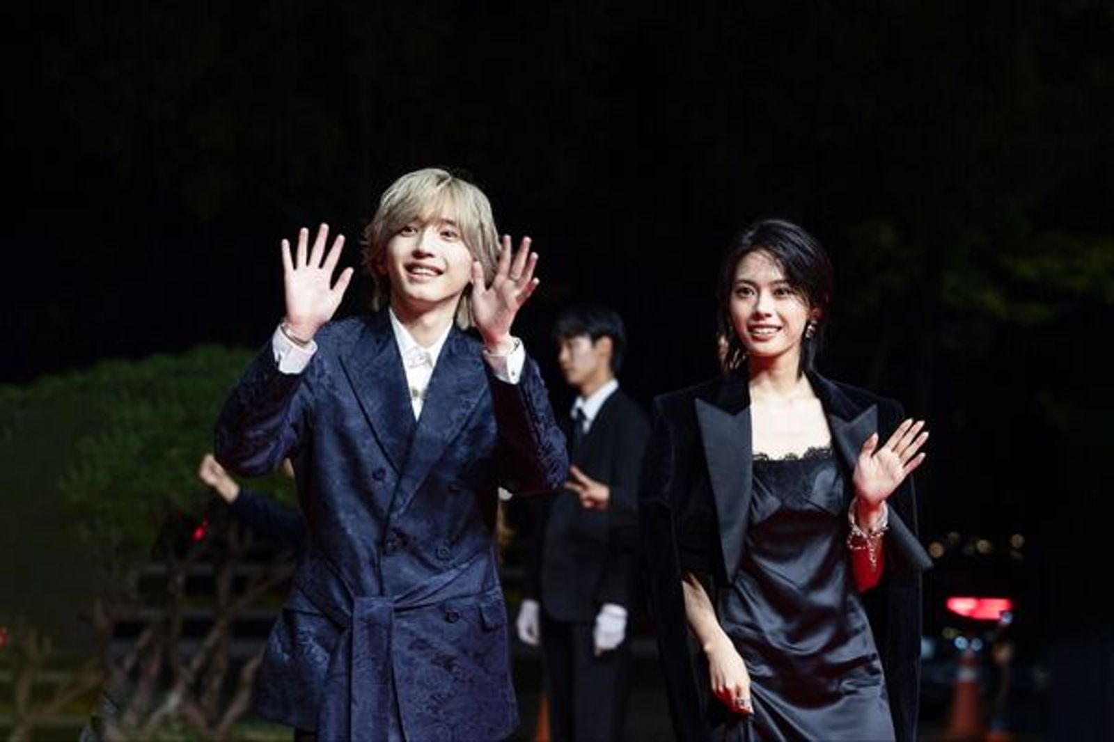 釜山影展爆推擠「女星嚇到發抖掉淚」 人氣男星疑因心疼她罕見變臉
