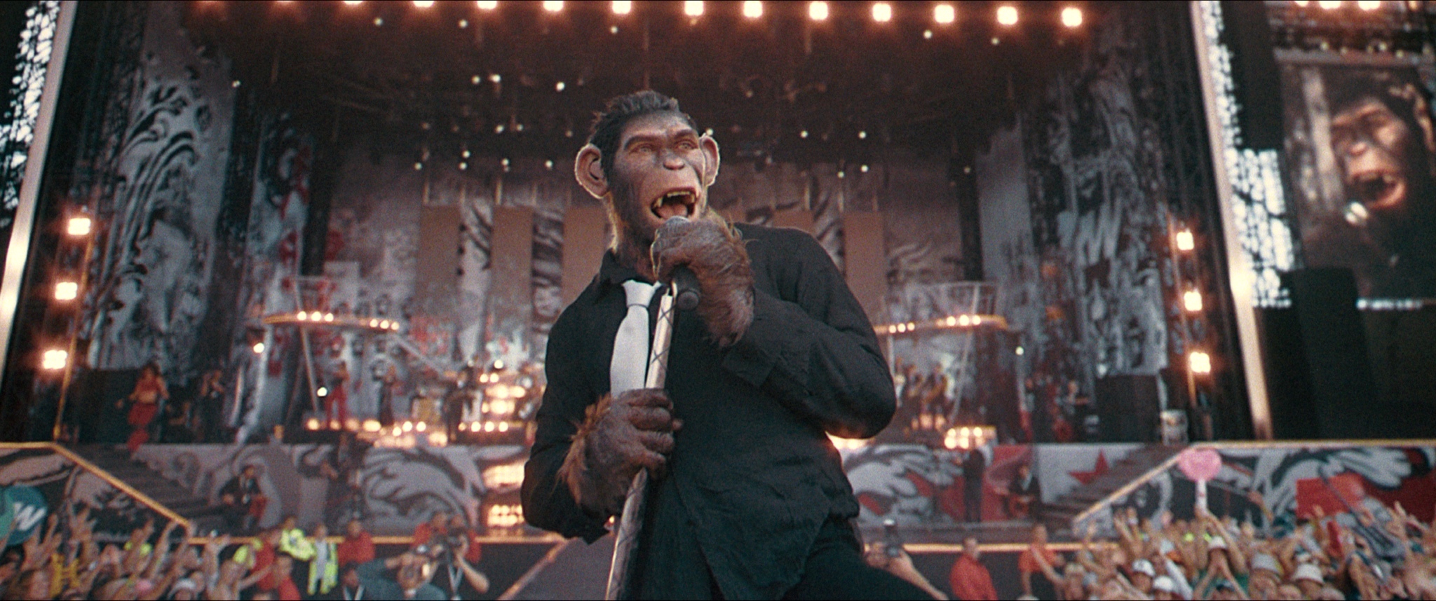 「壞小子」羅比威廉斯在片中有隻猴子分身，不僅是對名聲的自嘲，更象徵羅比威廉斯在外界壓力與內心掙扎間的平衡。（双喜提供）