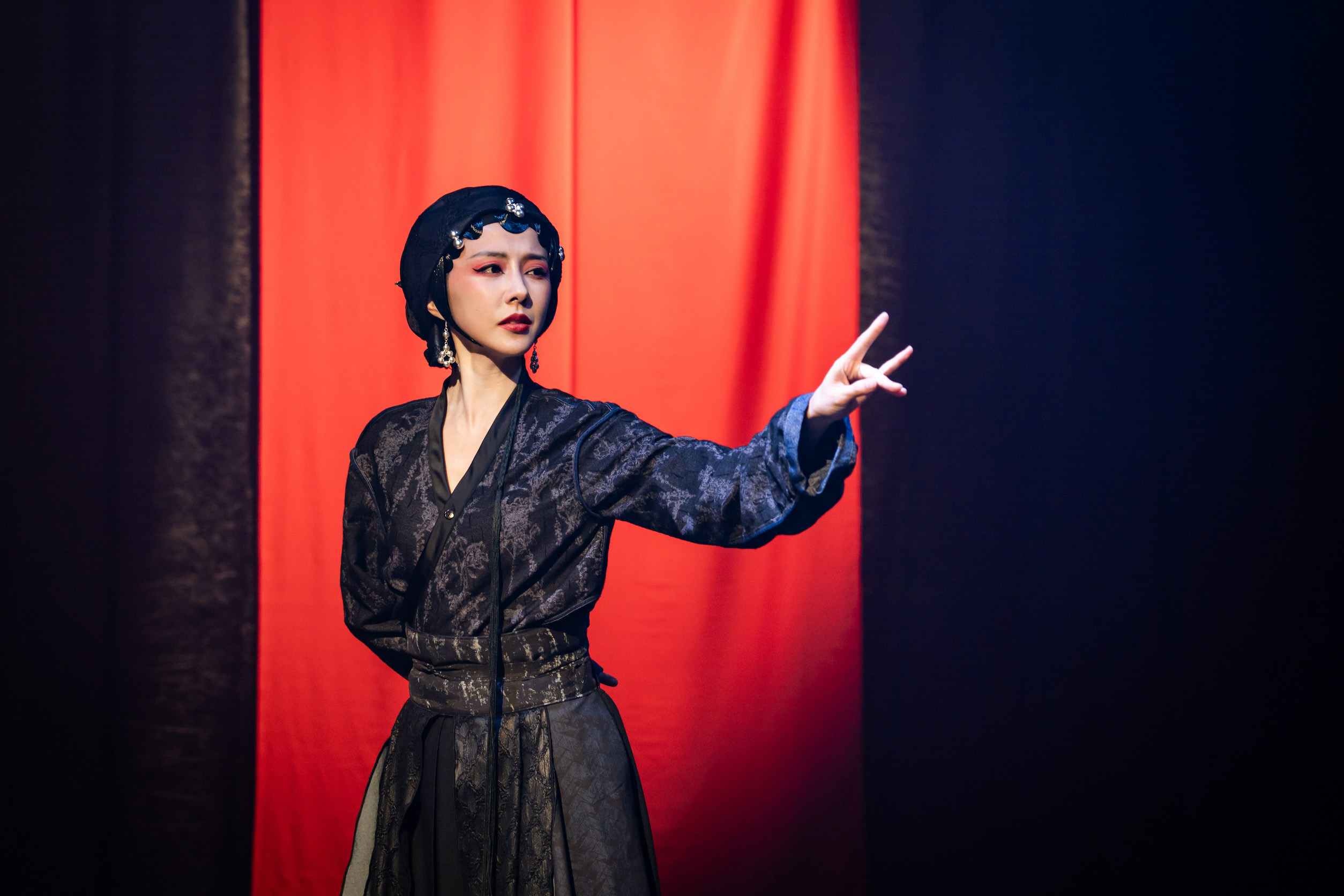 邵雨薇以現代化戲曲造型亮相，同時也苦練花腔與身段，展現劇團跨越傳統與現代的張力。(風暴國際提供)