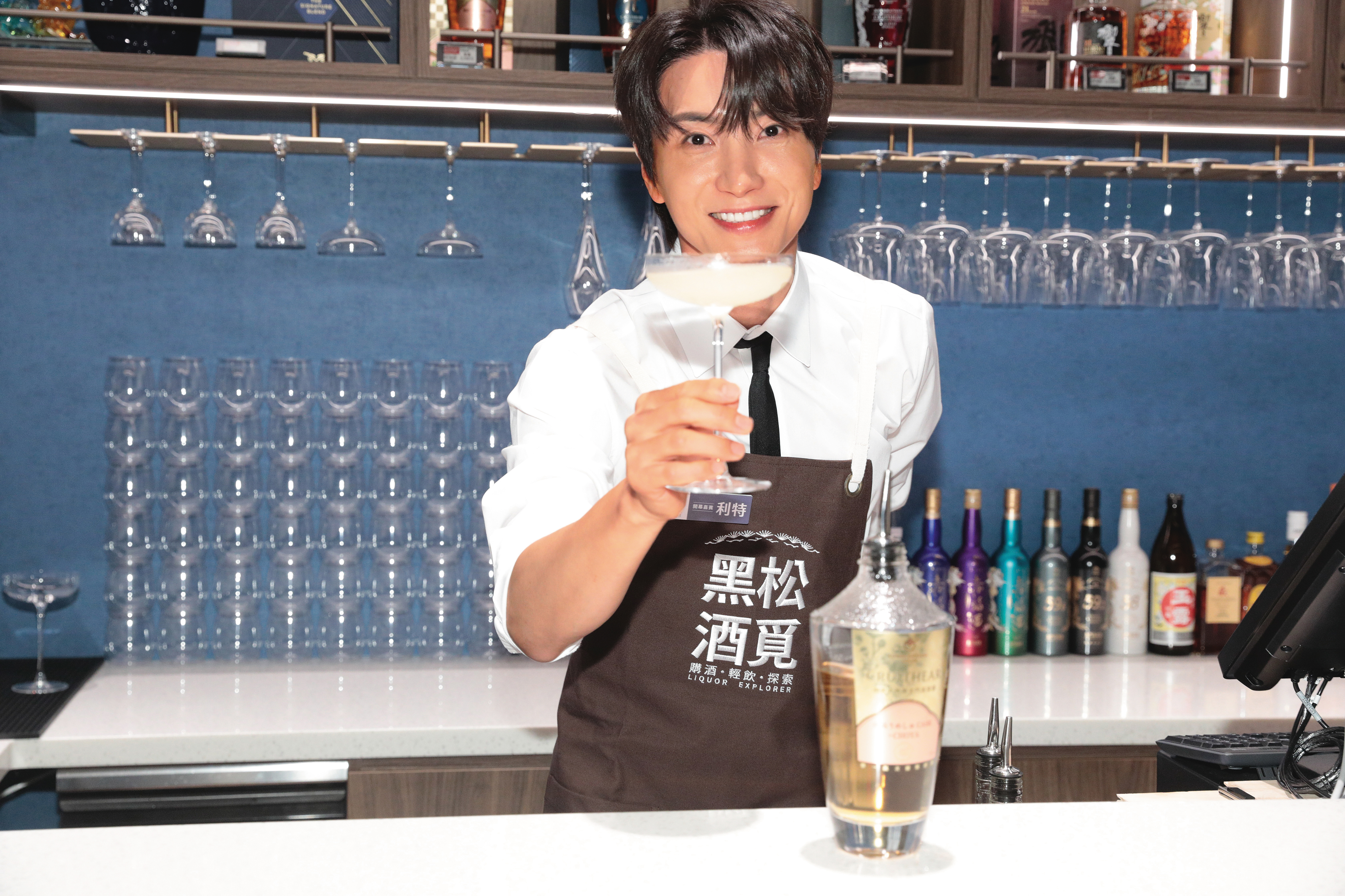 利特獻上私房特調，小編怎麼還沒喝就醉了～（倒入利特懷裡）