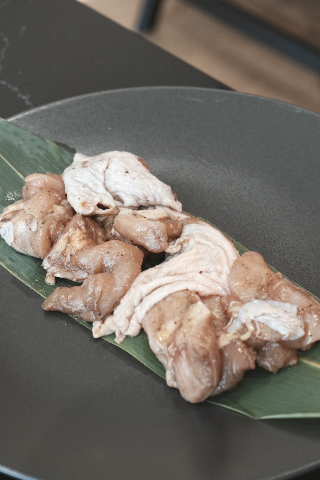 雞肉的口感軟嫩中、彈性豐足，經由醃漬後的淡淡酒香在清涮後帶來綿延後韻。
