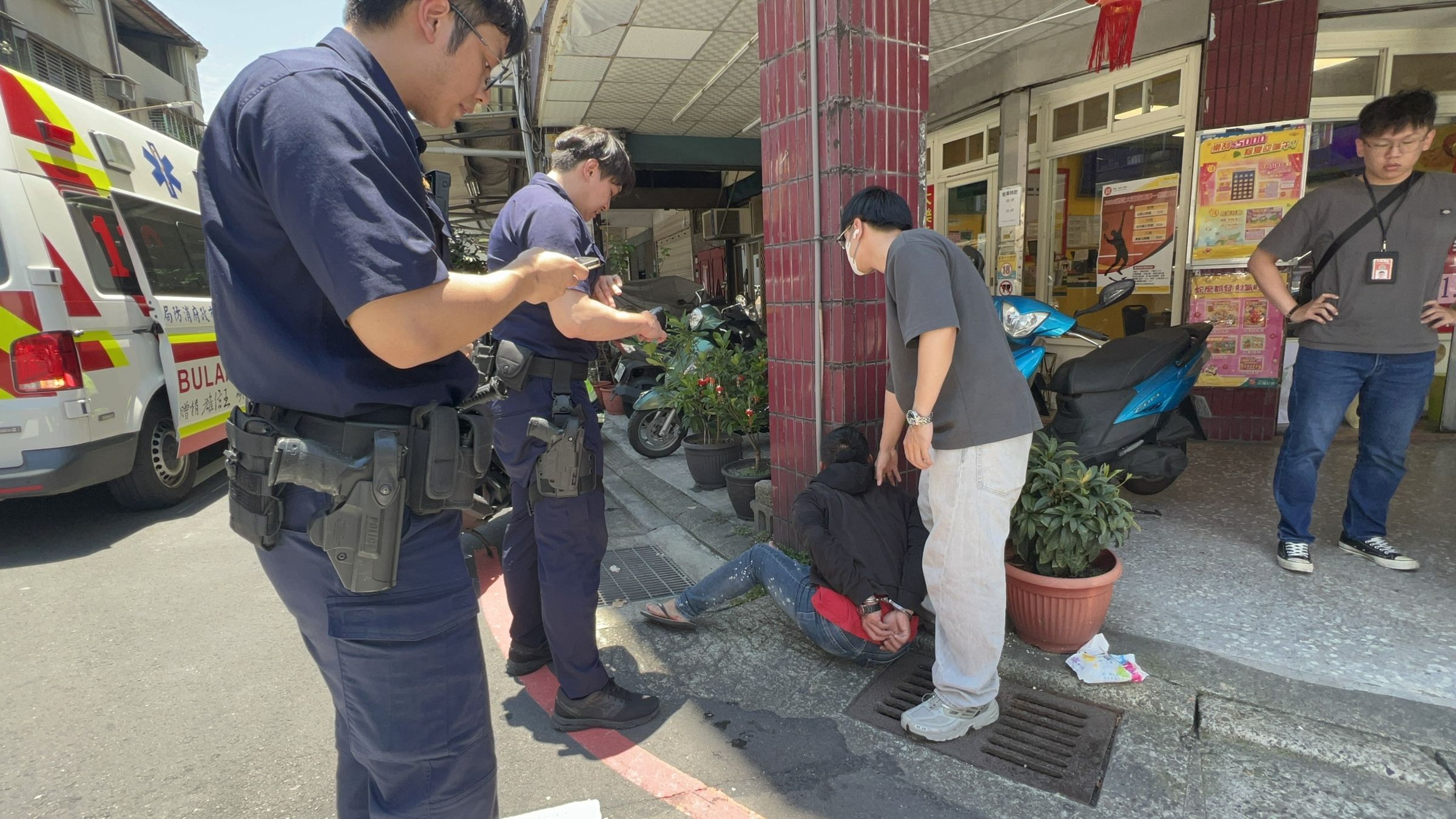警方逮捕詐團監控手。(警方提供)
