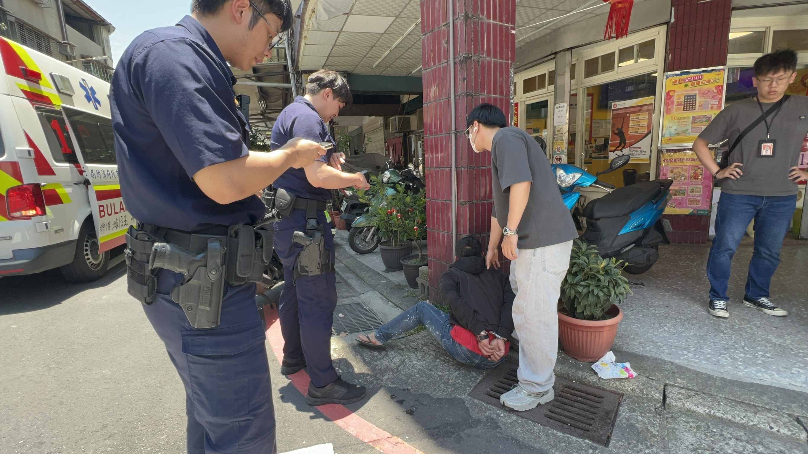 警方逮捕詐團監控手。（警方提供）