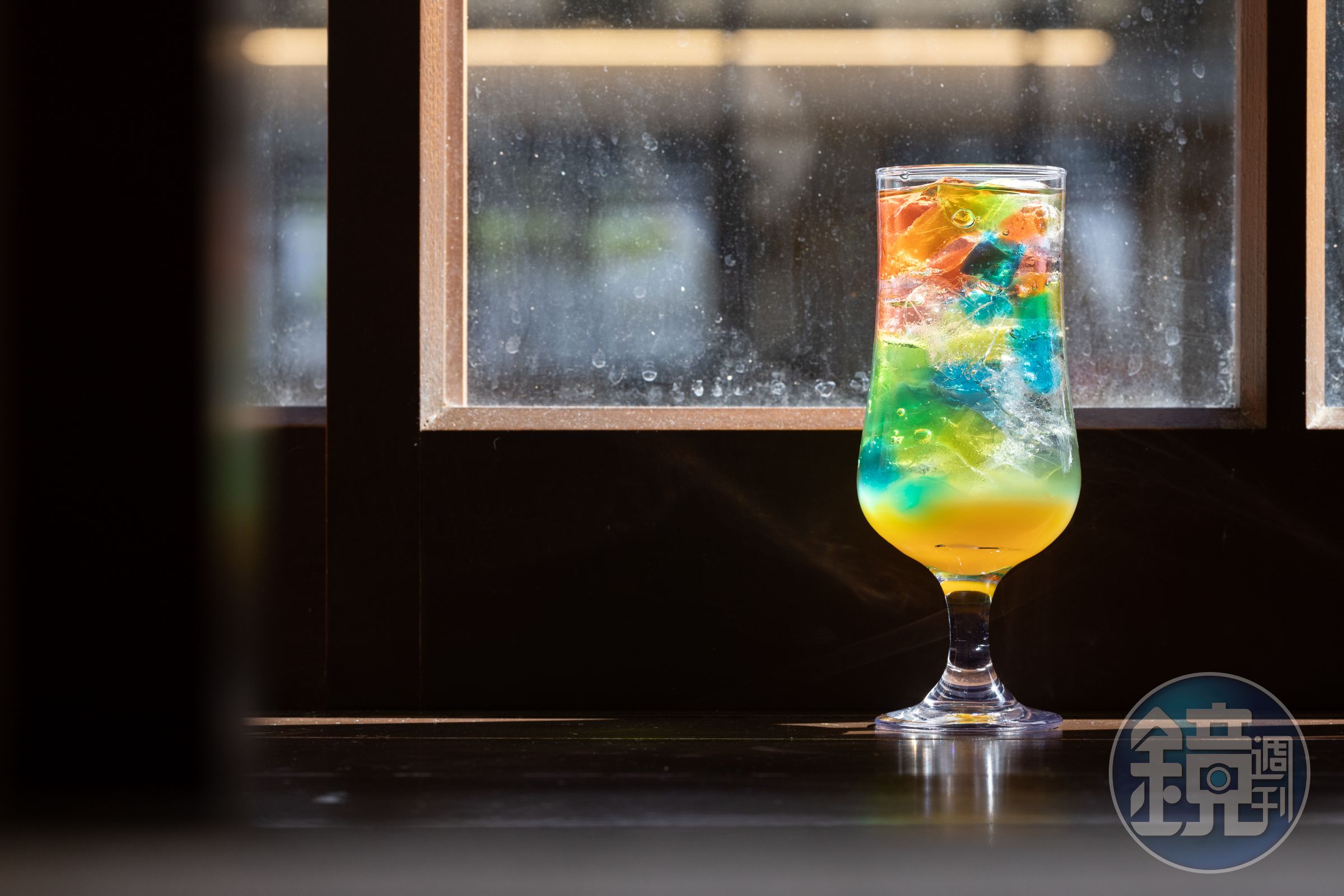 「看到心情會好的彩虹氣泡飲(應該吧)」手工果凍有百香果、奇異果、草莓等果汁口味,好拍又清涼消暑。(180元/杯)