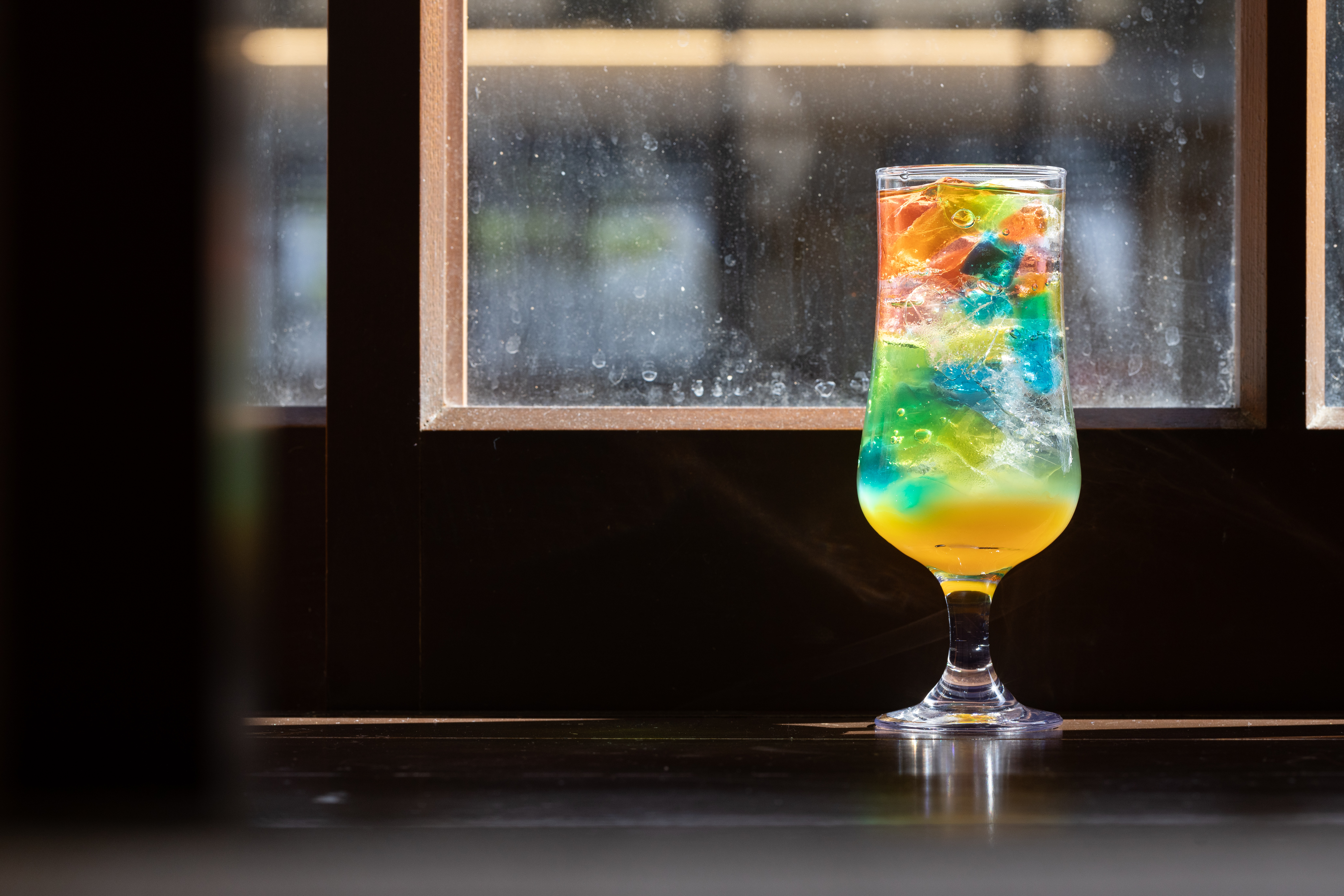 「看到心情會好的彩虹氣泡飲（應該吧）」手工果凍有百香果、奇異果、草莓等果汁口味，好拍又清涼消暑。（180元／杯）