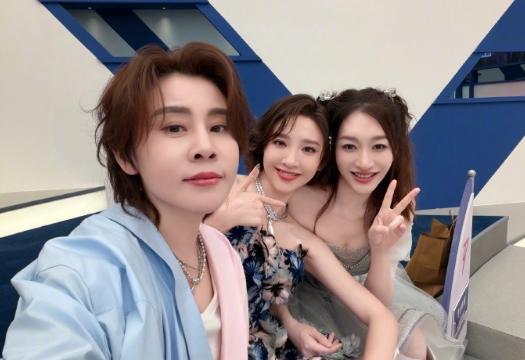 浪姐7女星王濛（左起）、唐藝昕、李小冉嗨唱〈心願便利貼〉大走音。（翻攝自微博）