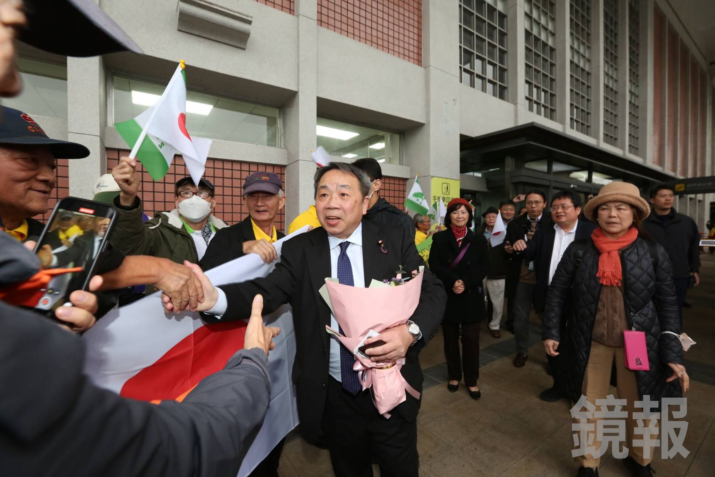 石平今抵台受到熱烈歡迎,他也特別別上台日友好別針。(鏡報姜永年)