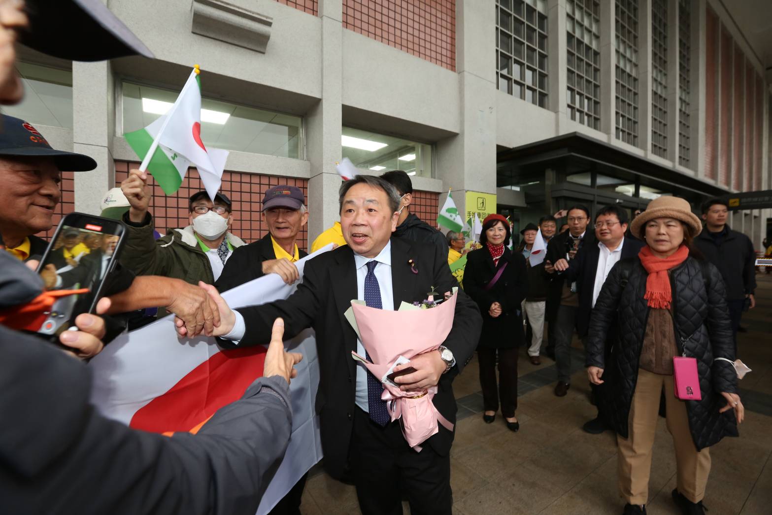 石平今抵台受到熱烈歡迎，他也特別別上台日友好別針。（鏡報姜永年）
