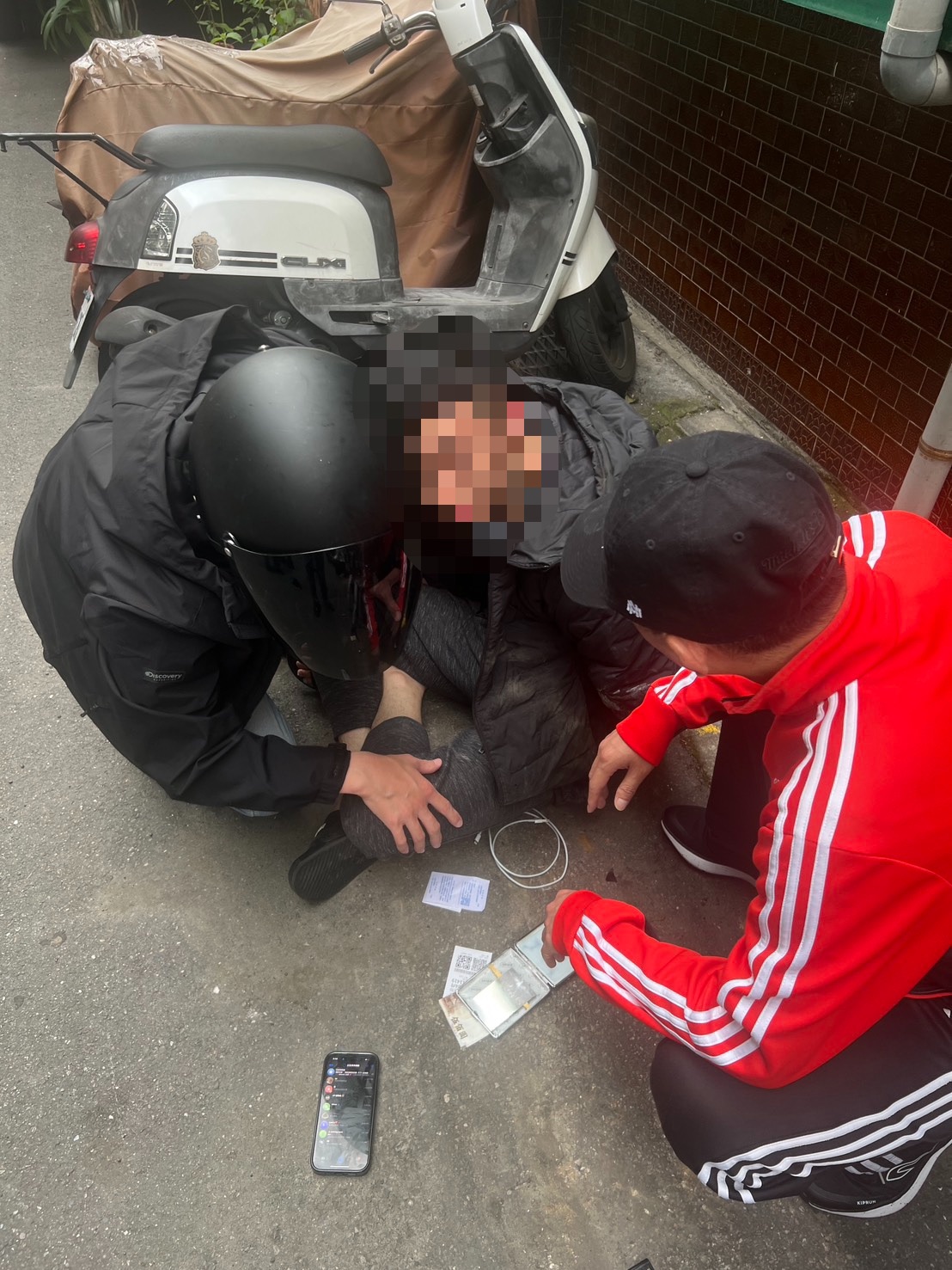 現場壓制嫌犯。(翻攝畫面)