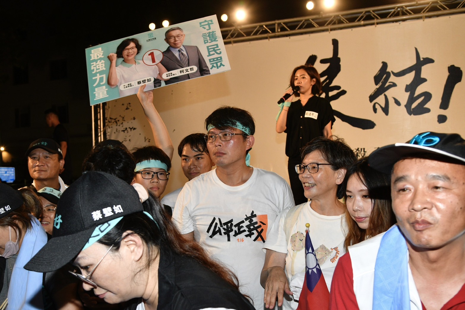 懂法律的黃國昌也擁有群眾運動經驗,這次「不抗告」的決定,黃就是幕後主導者。