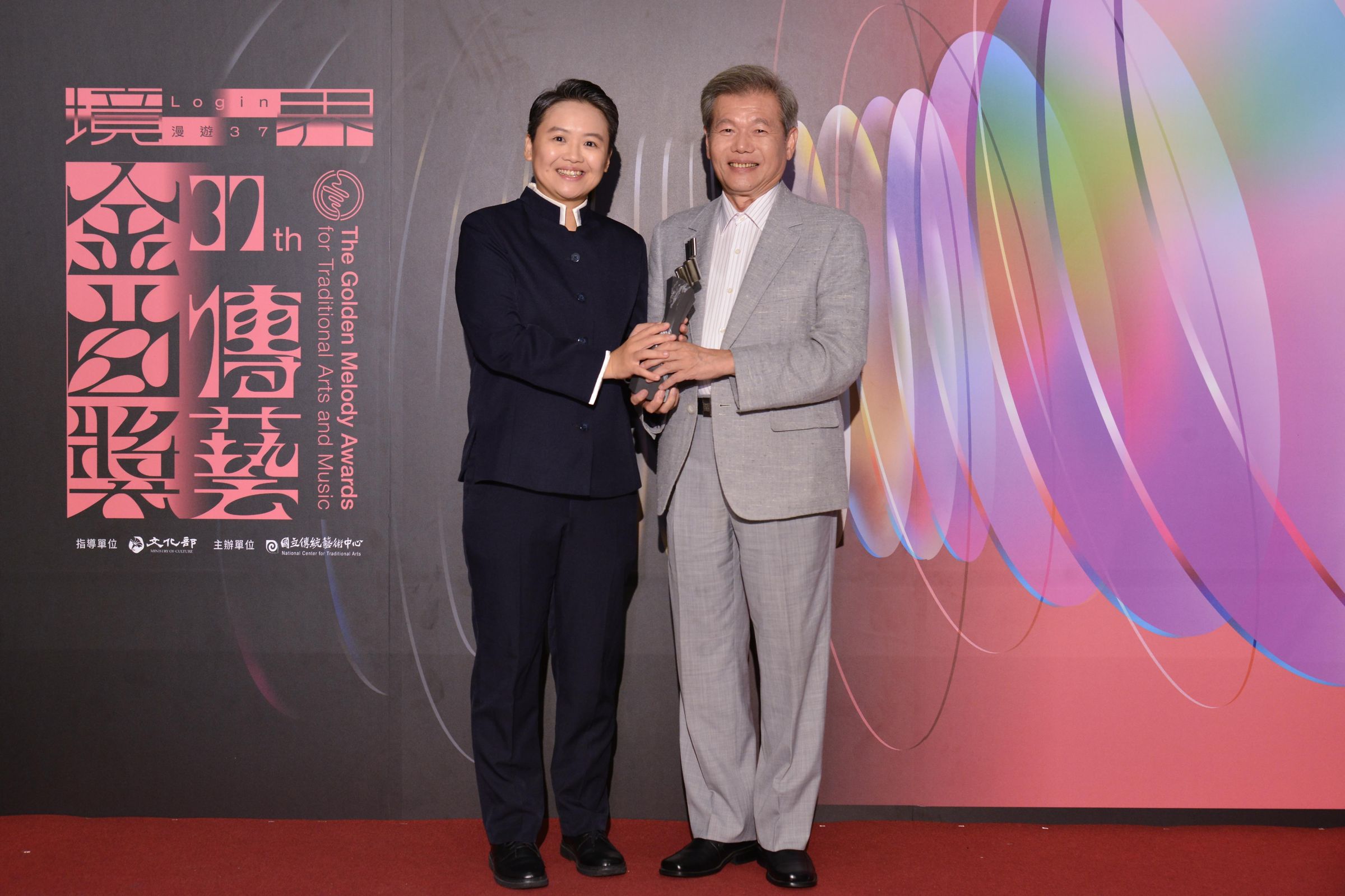 最佳音樂設計獎得主鄭榮興、鍾繼儀/新新來自榮興客家採茶劇團。國立傳藝中心