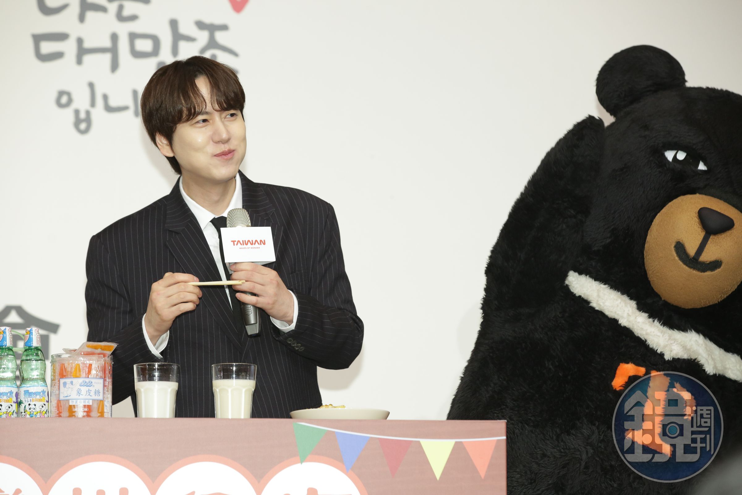 Super Junior成員曹圭賢大口吃起司蛋餅超滿足。