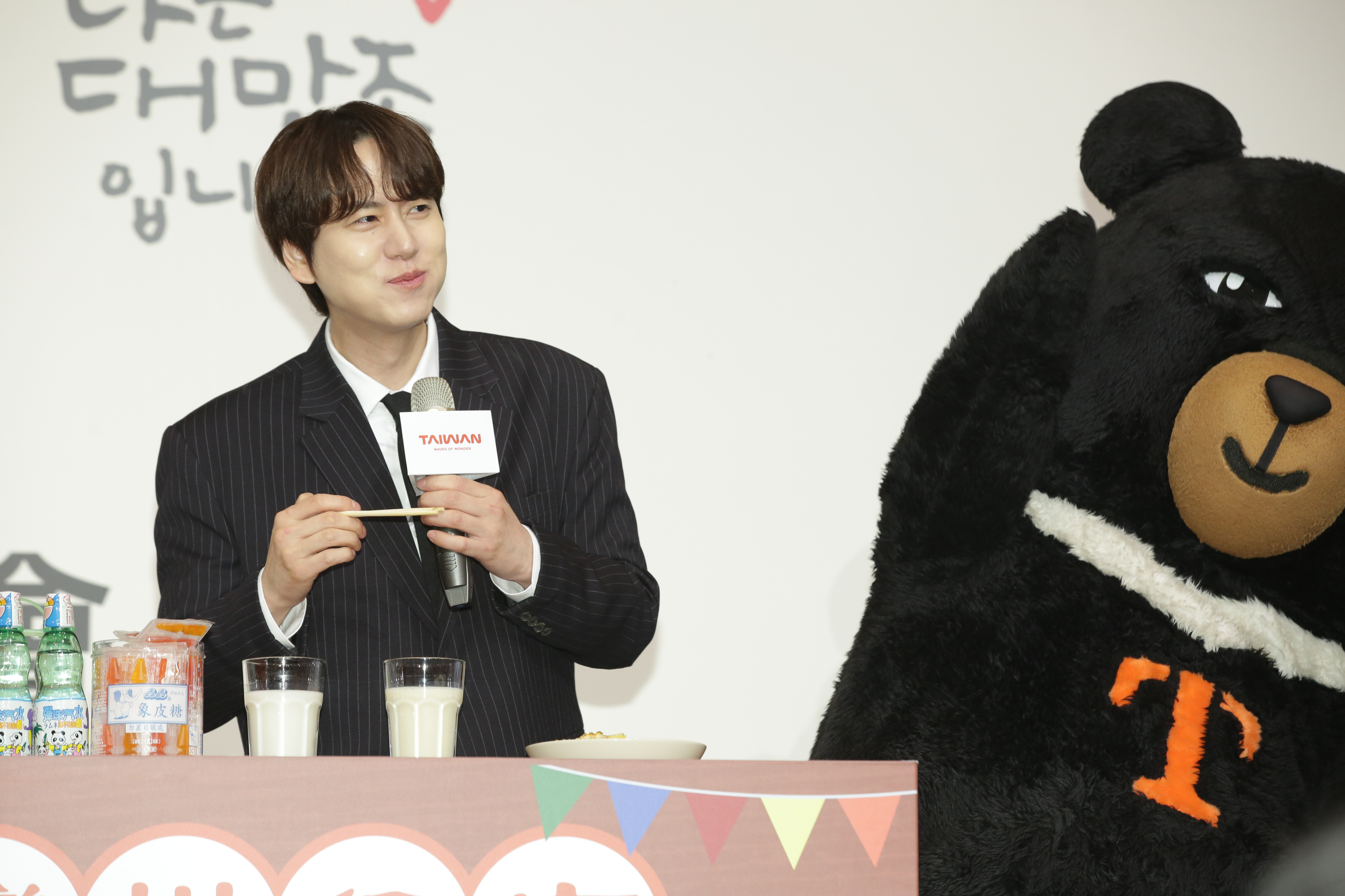 Super Junior成員曹圭賢大口吃起司蛋餅超滿足。