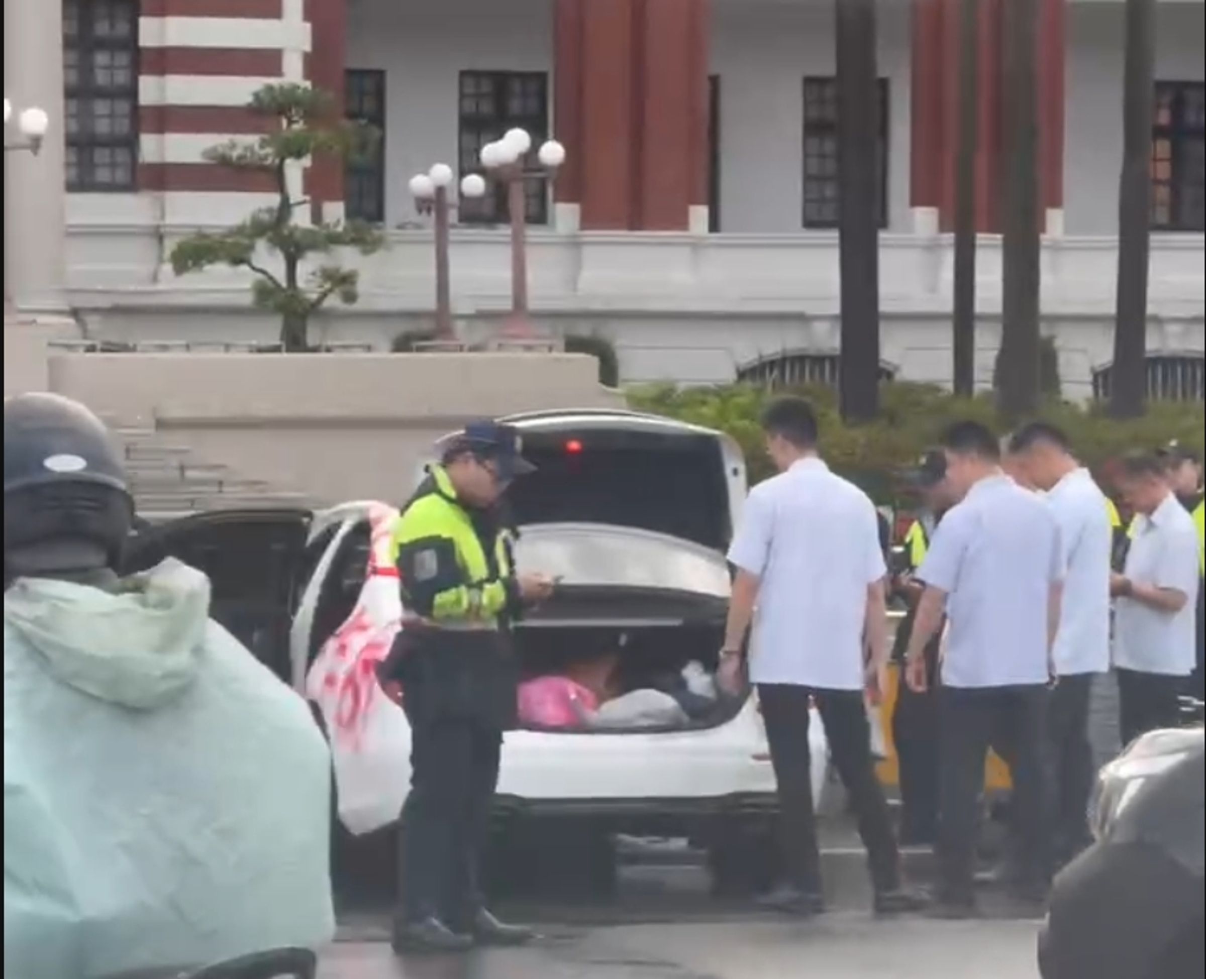 杜姓男子1日下午駕車撞總統府花圃,遭到逮捕。(讀者提供)